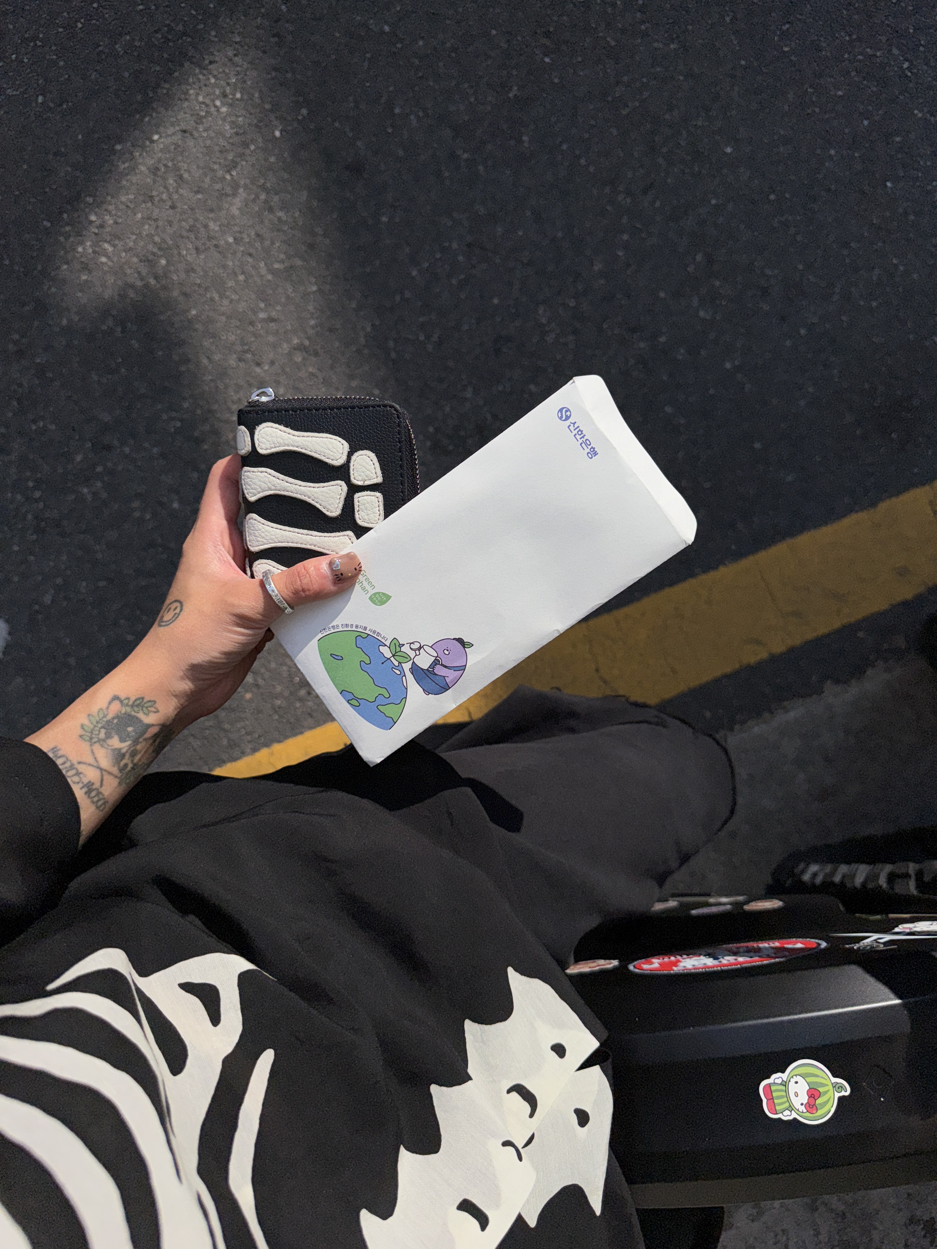 Kapital Thumbs Up Bone Hand Zip Mini Wallet Black, Kapital Silk Rayon Bone Aloha Shirt Black 착용 스타일