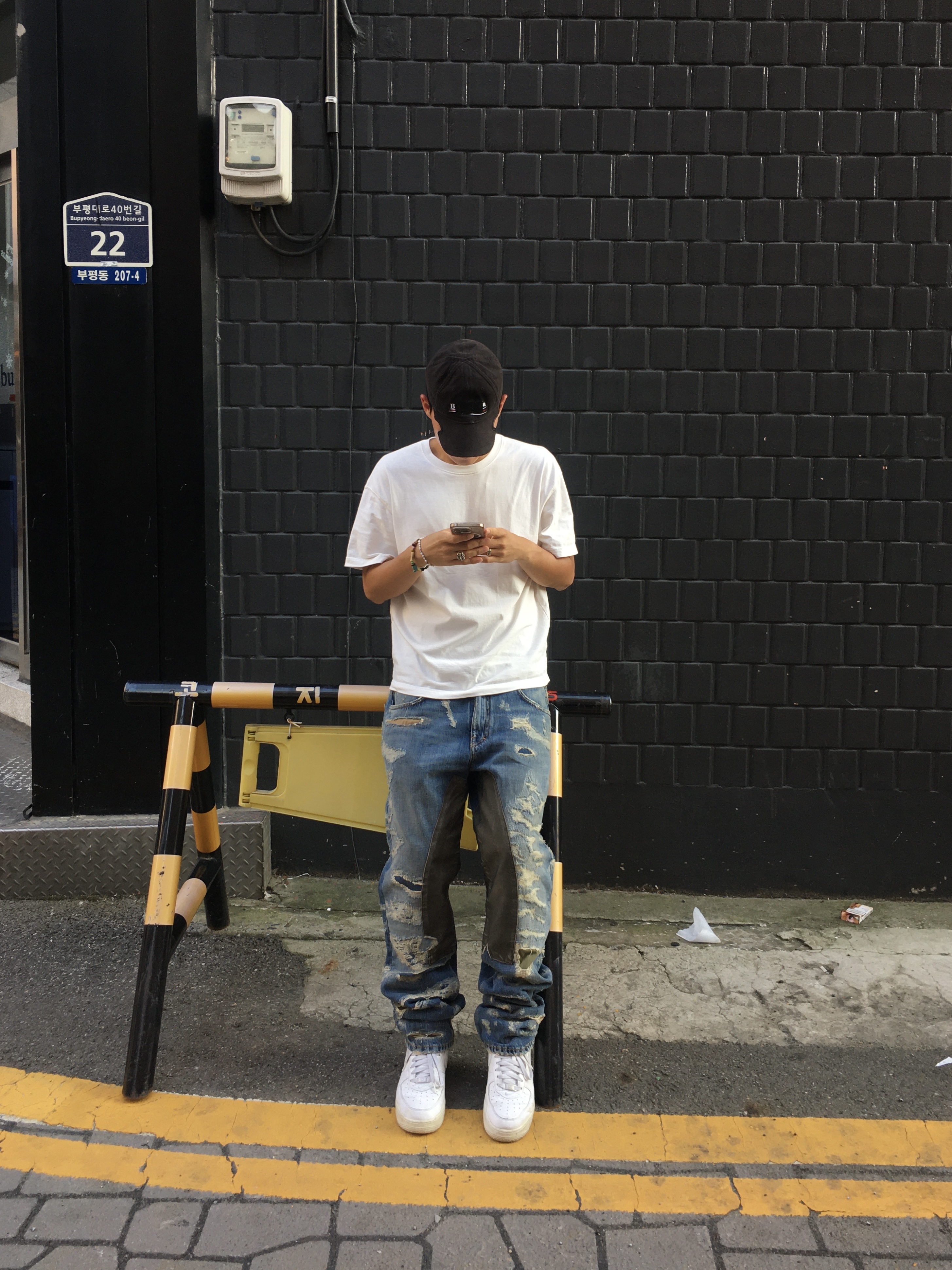 Givenchy Cargo Logo Jeans in Destroyed Denim and Moleskin Medium Blue 착용 스타일 - 1