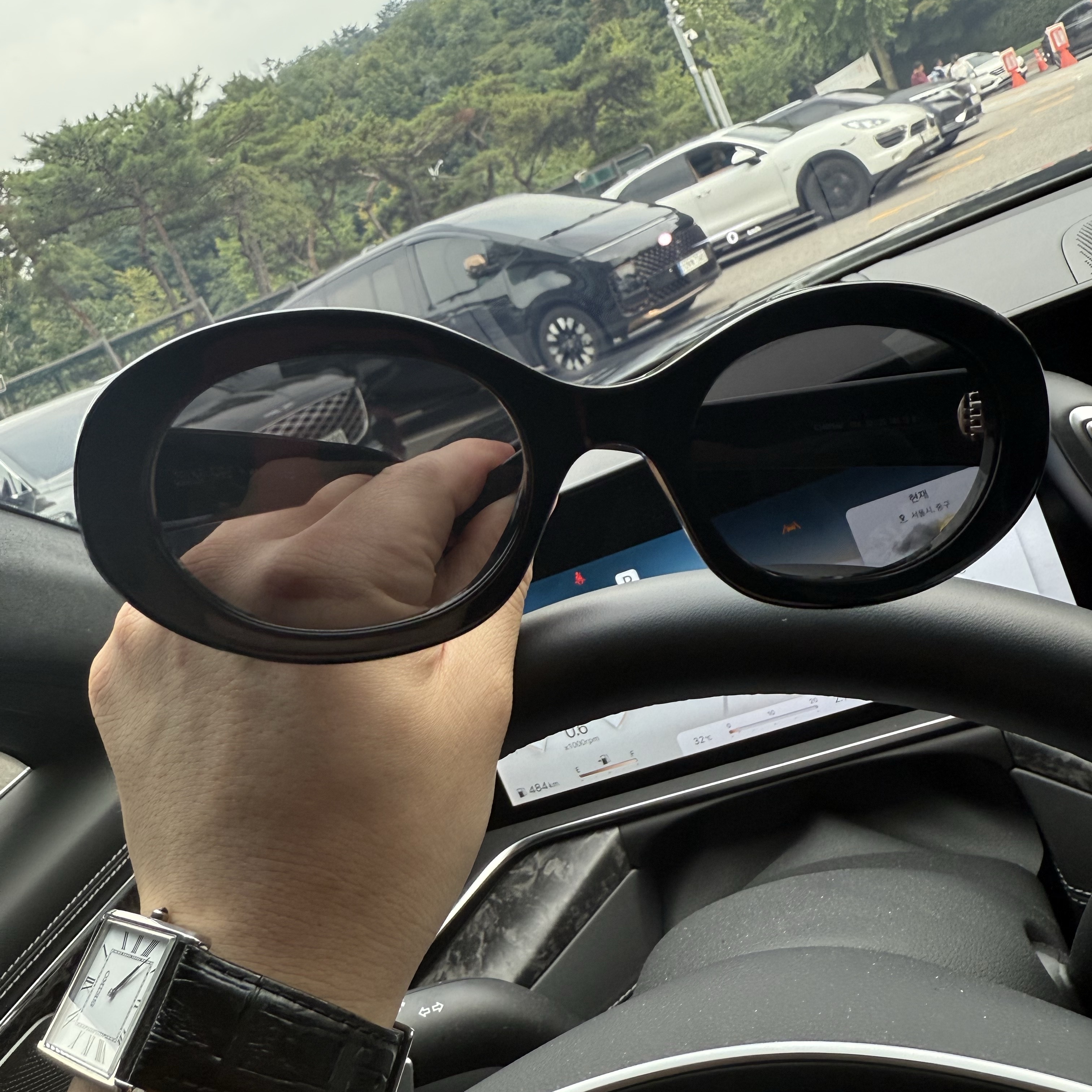 (W) Celine Triomphe 01 Sunglasses in Acetate Black 착용 스타일 - 1