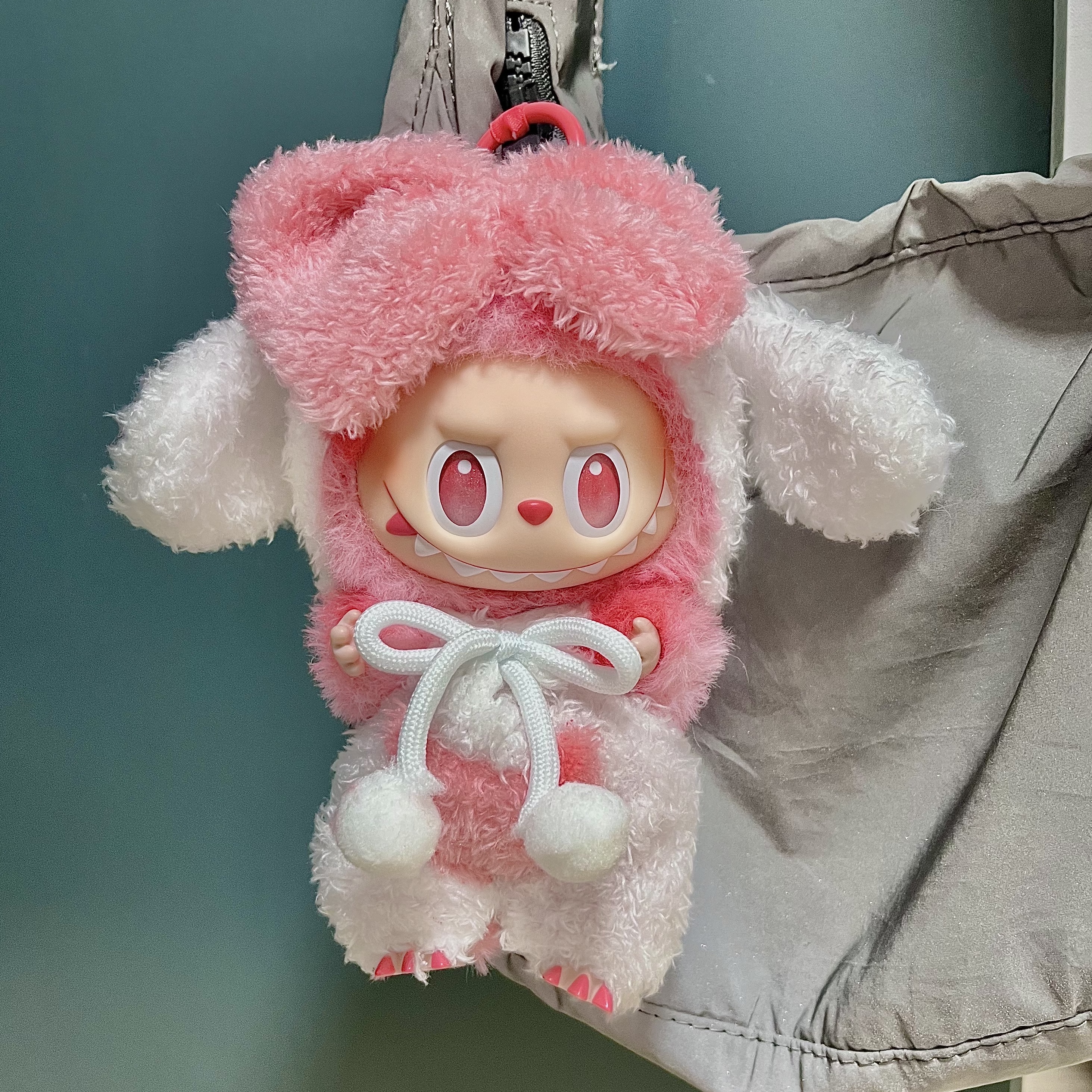 Pop Mart Labubu The Monsters Highlight Series Love Keyring (Opened Case), COS Reflective Crossbody Saddle Bag Silver 착용 스타일 - 2