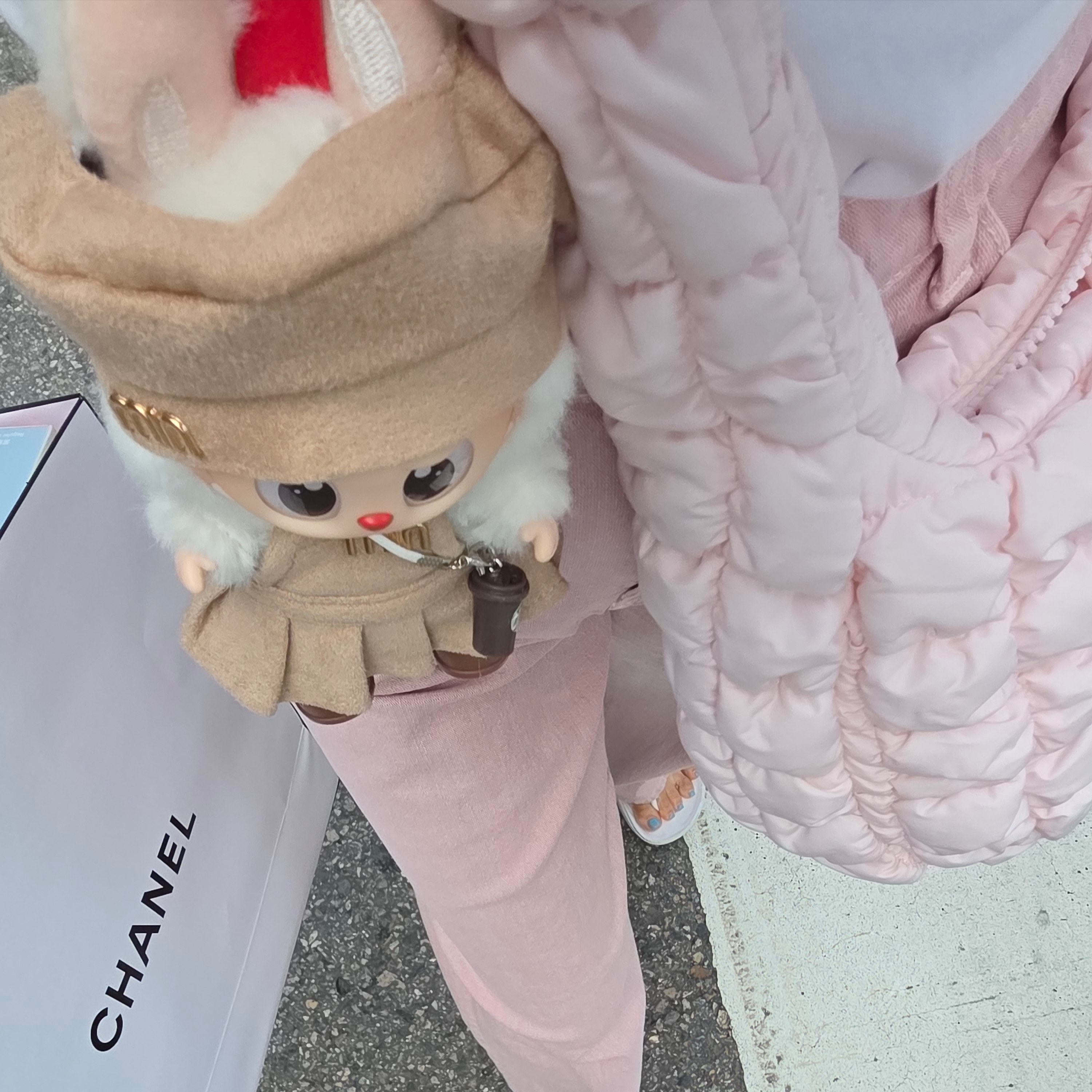 Pop Mart Labubu Coca Cola Series Surprise Shake Keyring (Opened Case), COS Quilted Messenger Bag Light Pink 착용 스타일 - 2