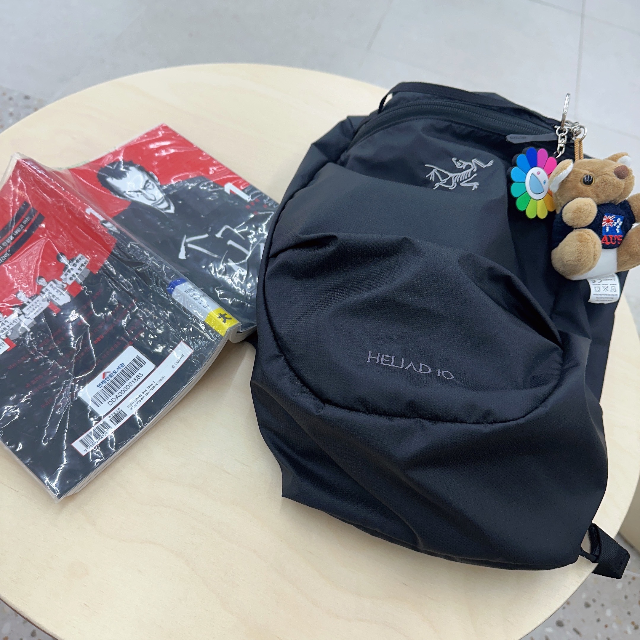 Arc'teryx Heliad 10 Backpack Black, Kaikai Kiki Flower Rubber Keyring Rainbow White 착용 스타일