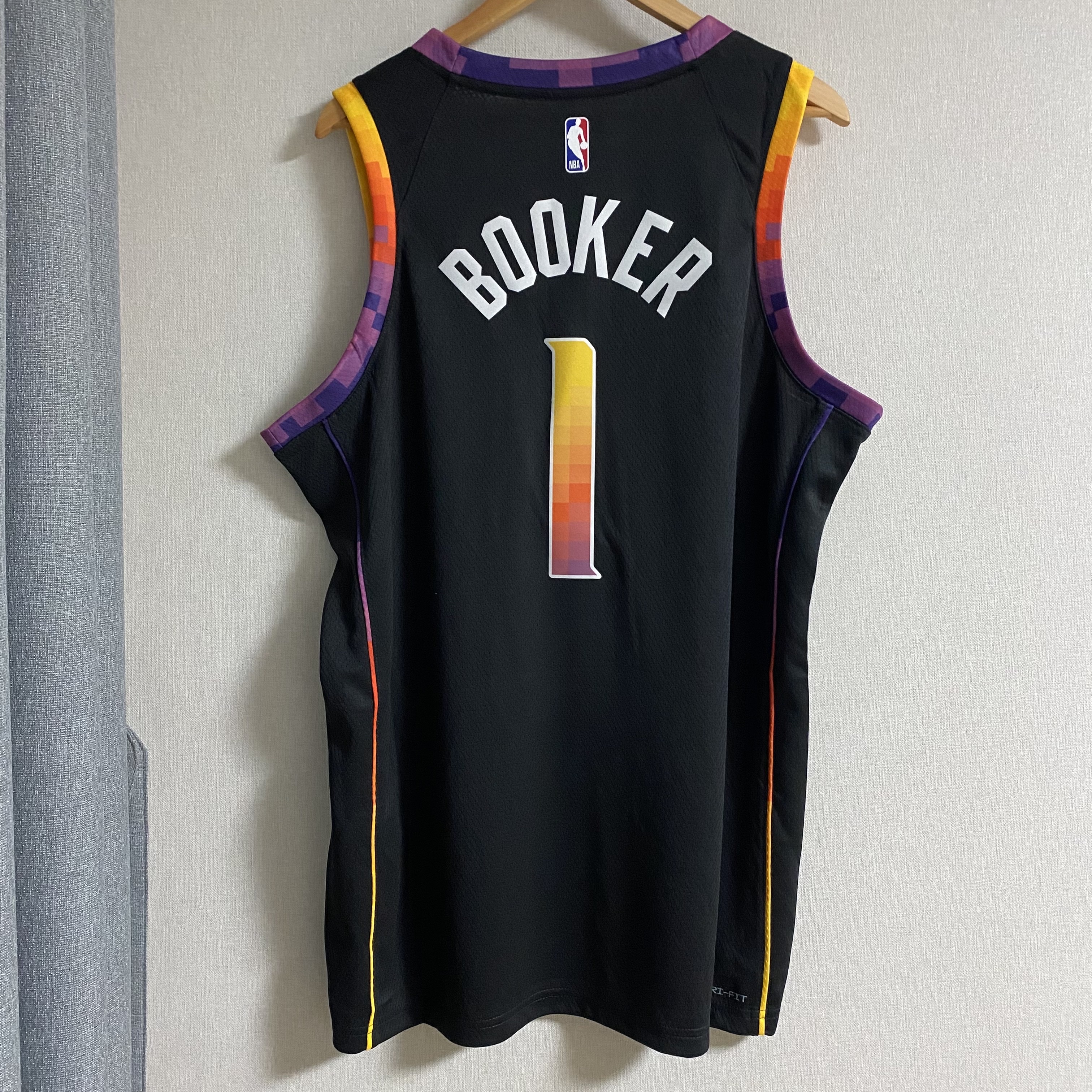 Jordan Devin Booker Phoenix Suns Statement Edition Dri-Fit NBA Swingman Jersey Black 착용 스타일