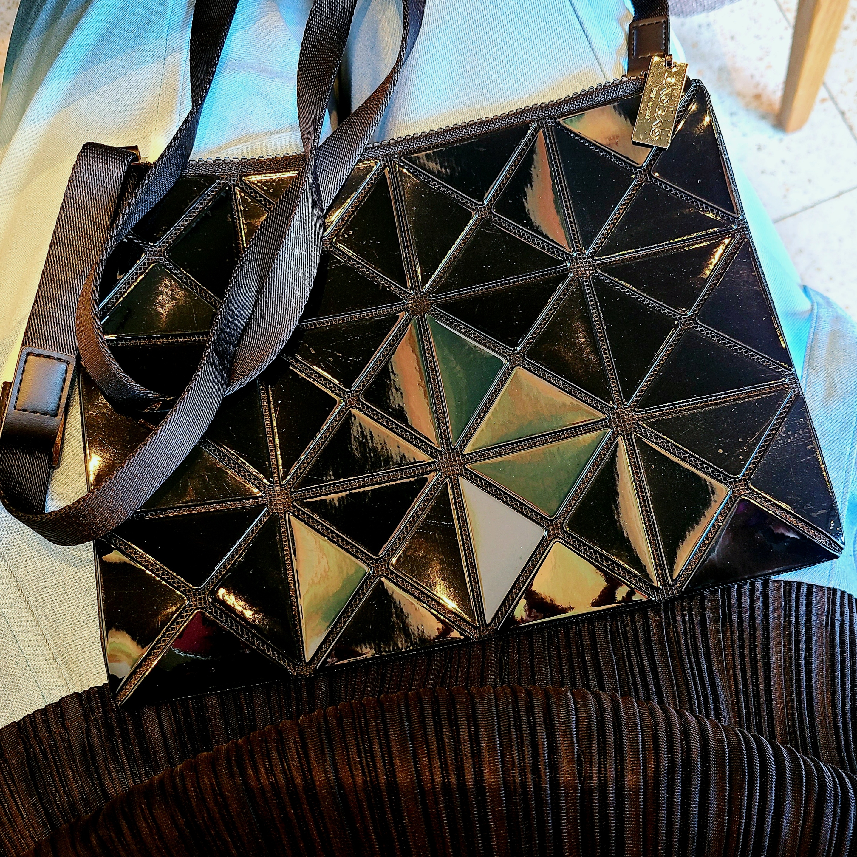 Bao Bao Issey Miyake Lucent Crossbody Bag Black 착용 스타일 - 1