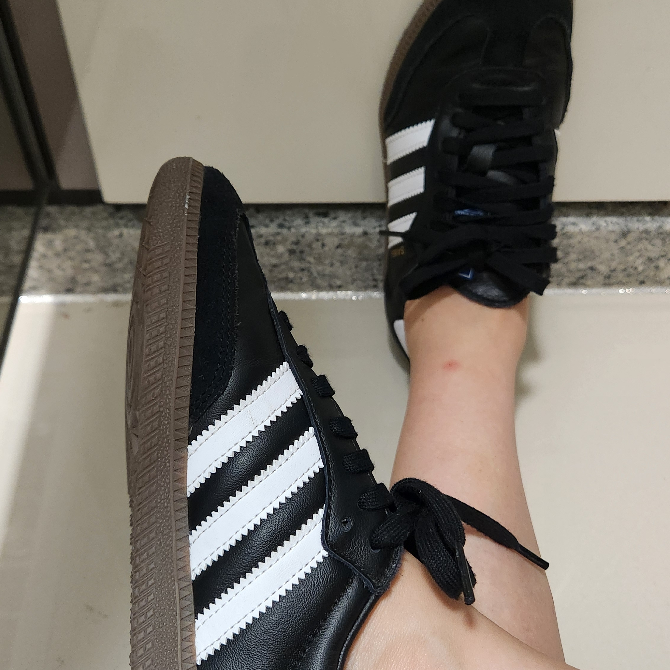 Adidas Samba OG Black White Gum 착용 스타일