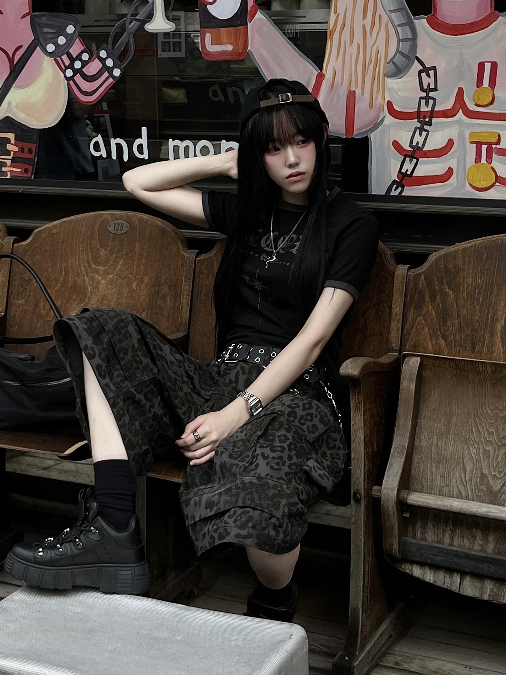 SLOW RECORD HOUSE Unisex RECORD Ringer Tee Black 착용 스타일 - 3