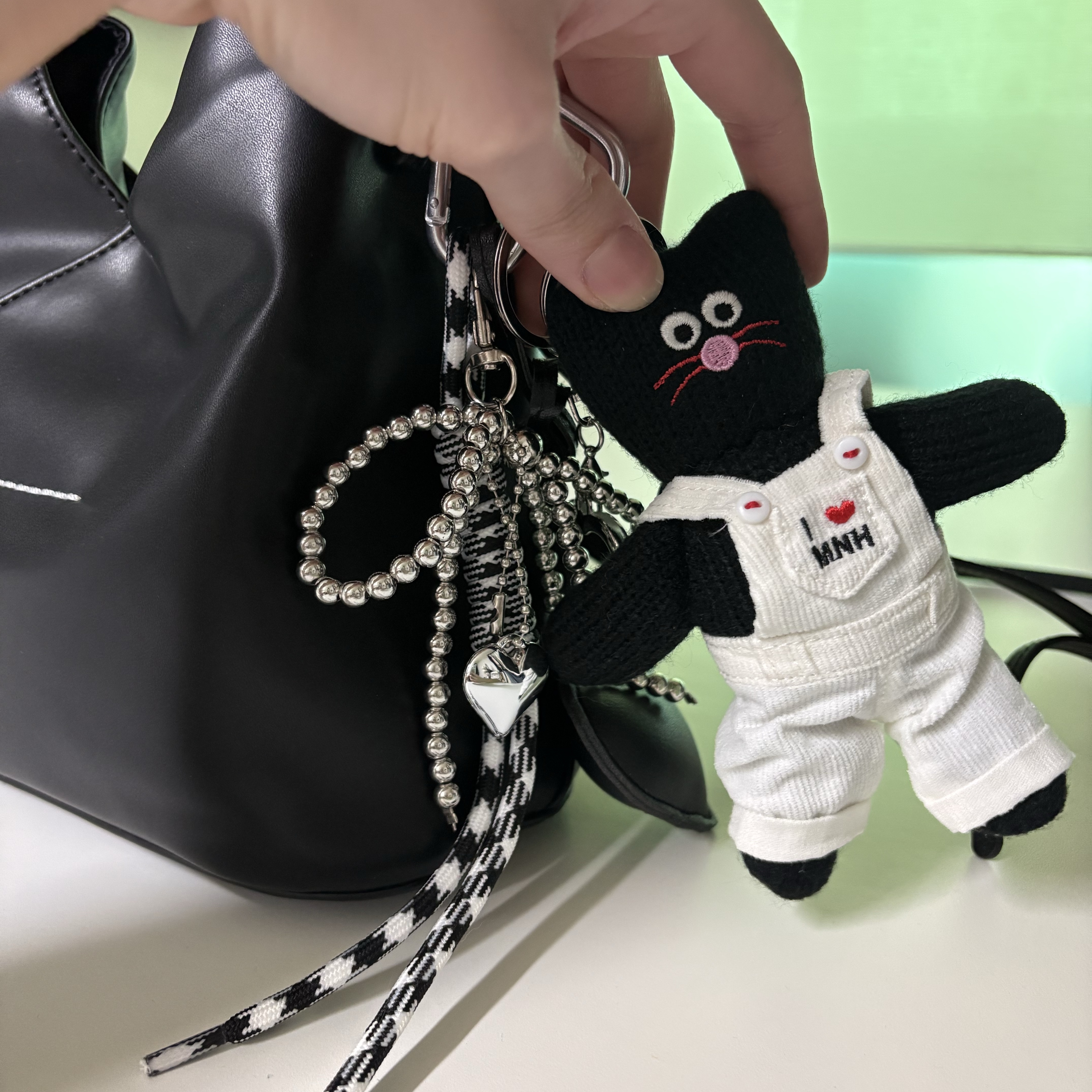 MM6 Maison Margiela Japanese Classic Crossbody Bag Black, Monamhee Pink Beulpingi Knitted Keyring Black 착용 스타일