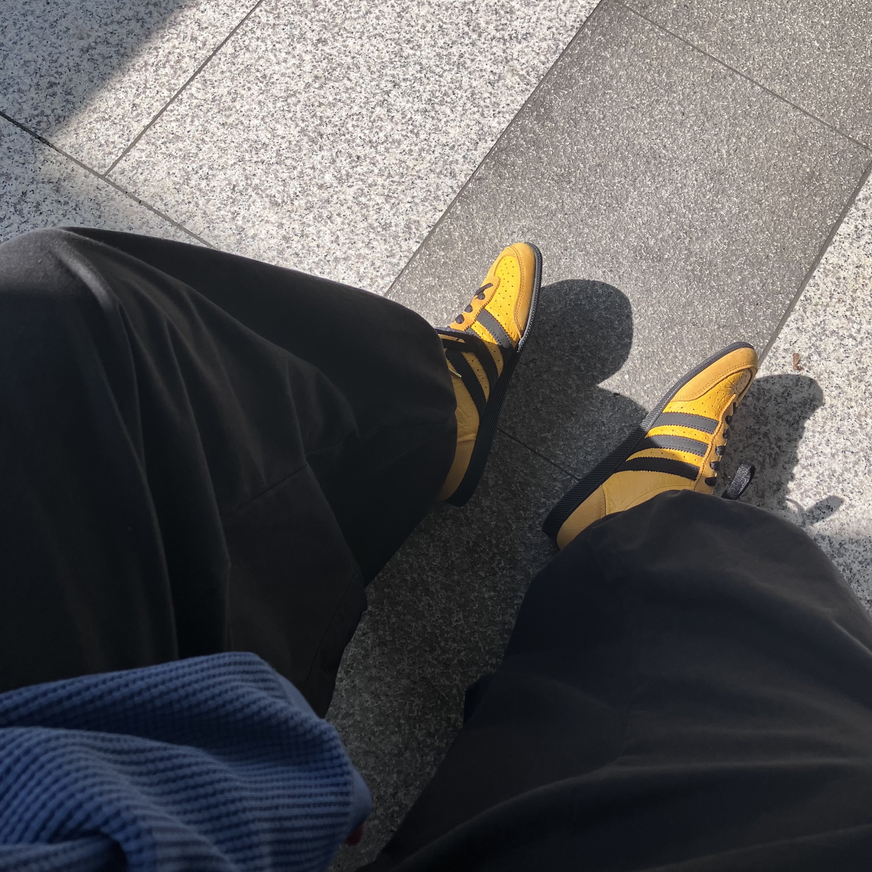 (W) Adidas Originals Japan Crew Yellow Core Black, Stussy Raglan Thermal LS Crew Blue 착용 스타일 - 1