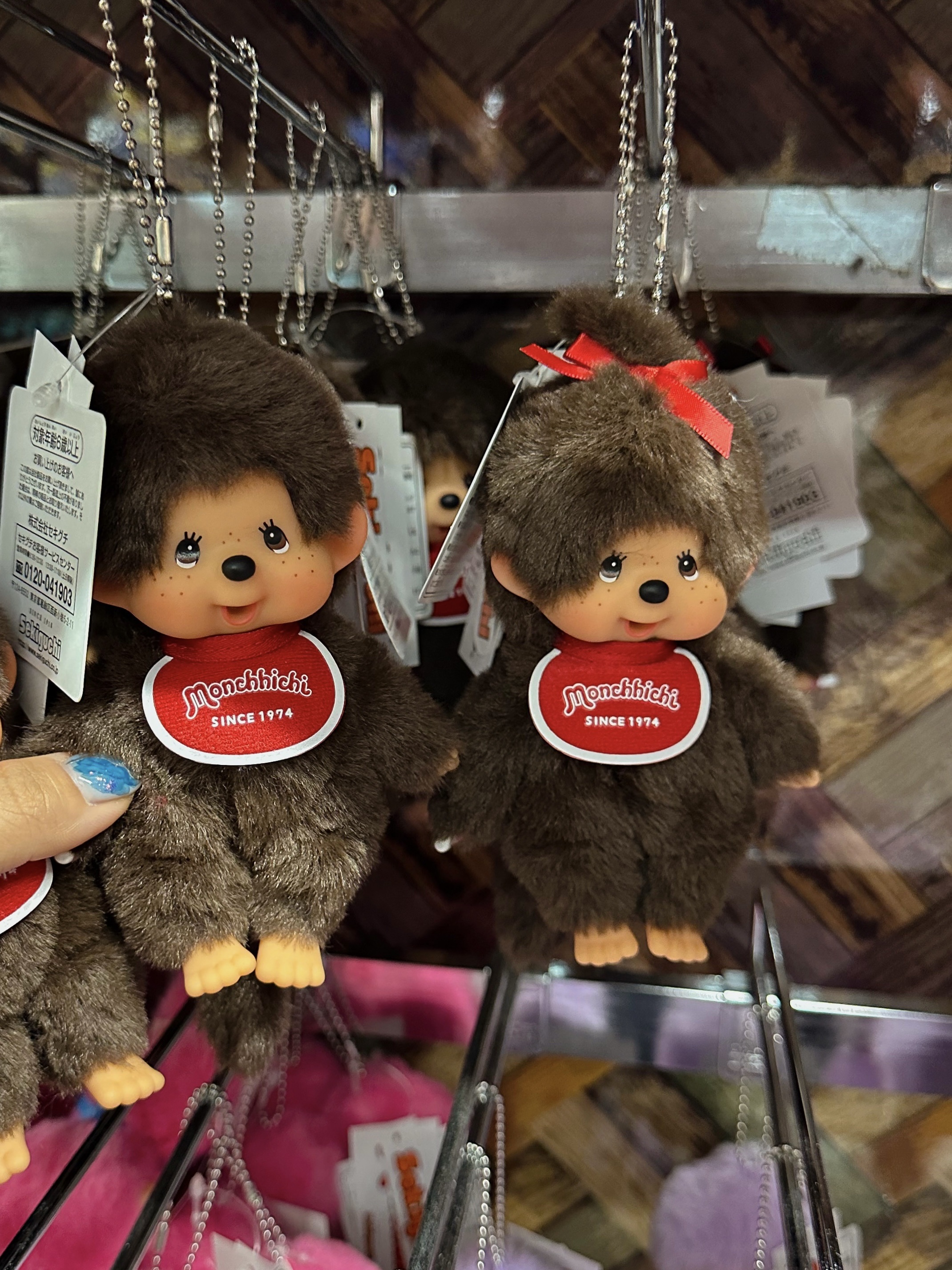 Monchhichi SS Girl Key Chain Brown, Monchhichi Bighead SS Bee Key Chain 착용 스타일 - 3