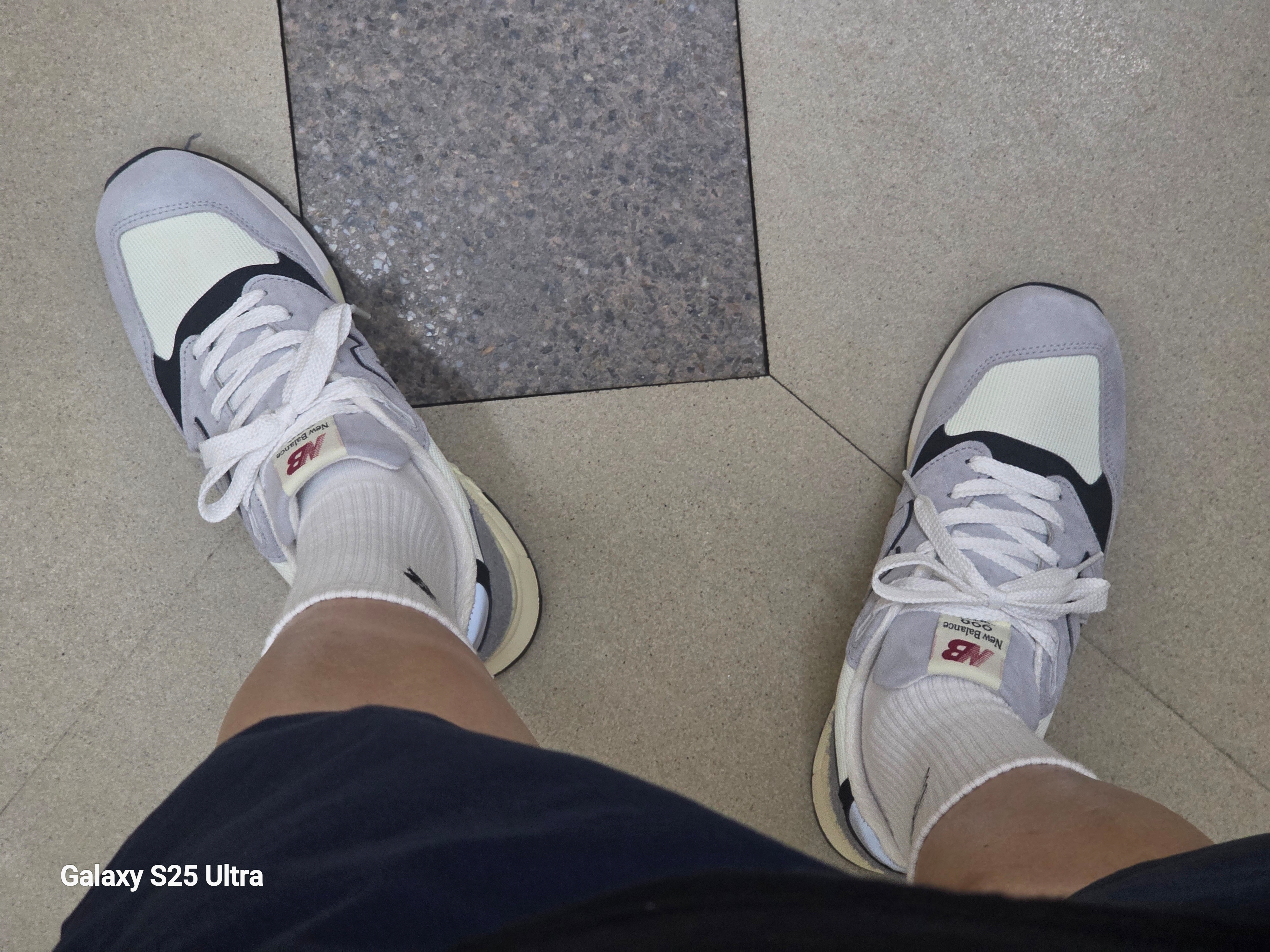 New Balance 998 Made in USA Grey Cream 착용 스타일 - 1