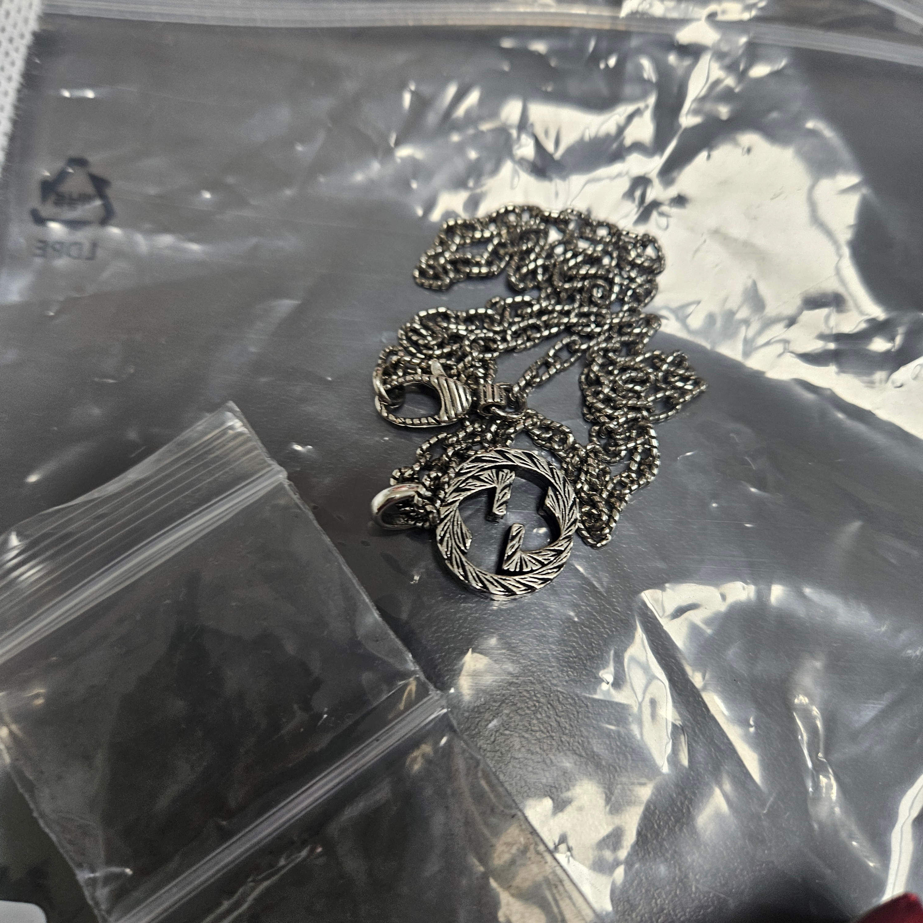 Gucci Interlocking G Pendant Necklace Silver 착용 스타일 - 3