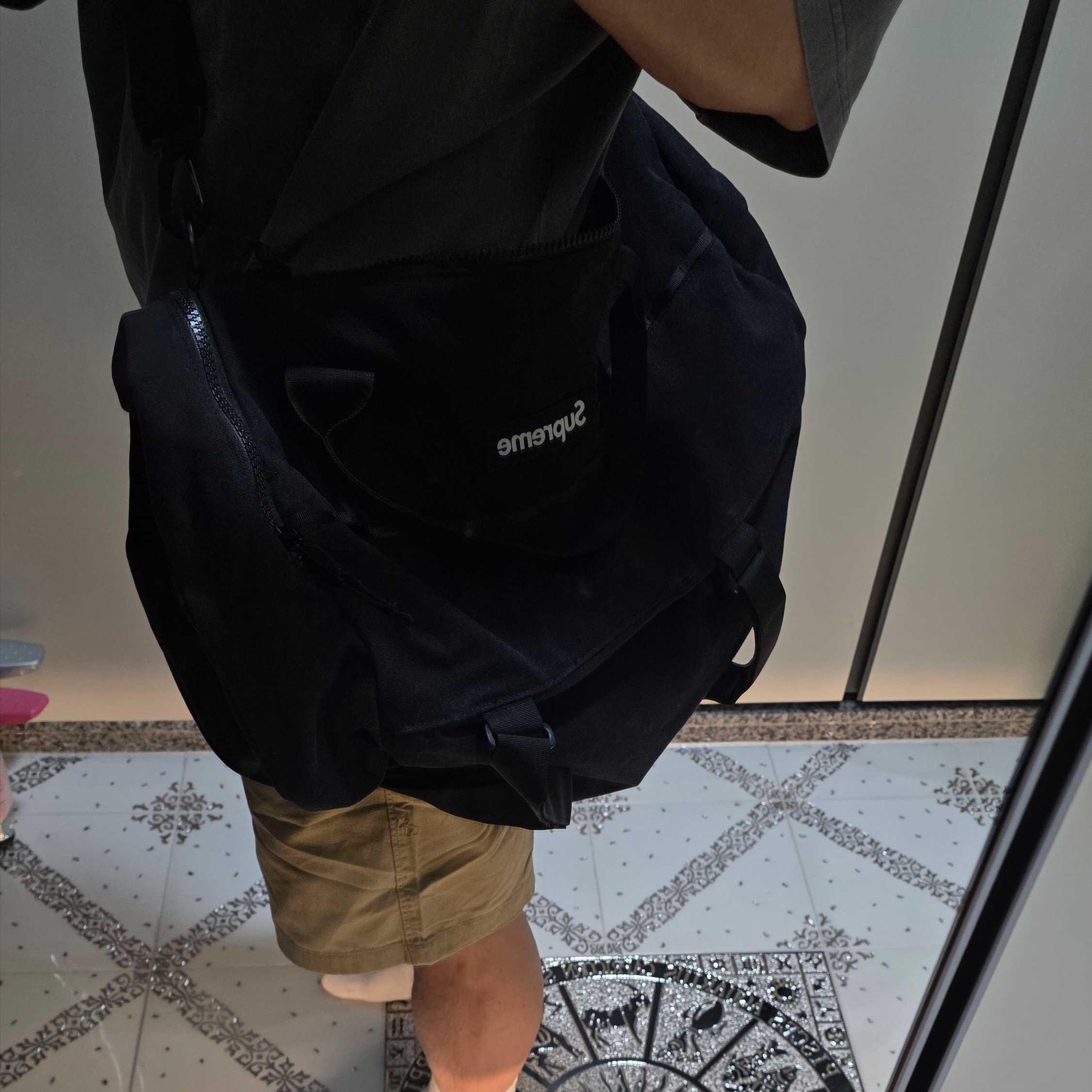 Supreme Duffle Bag Black - 25SS 착용 스타일 - 1