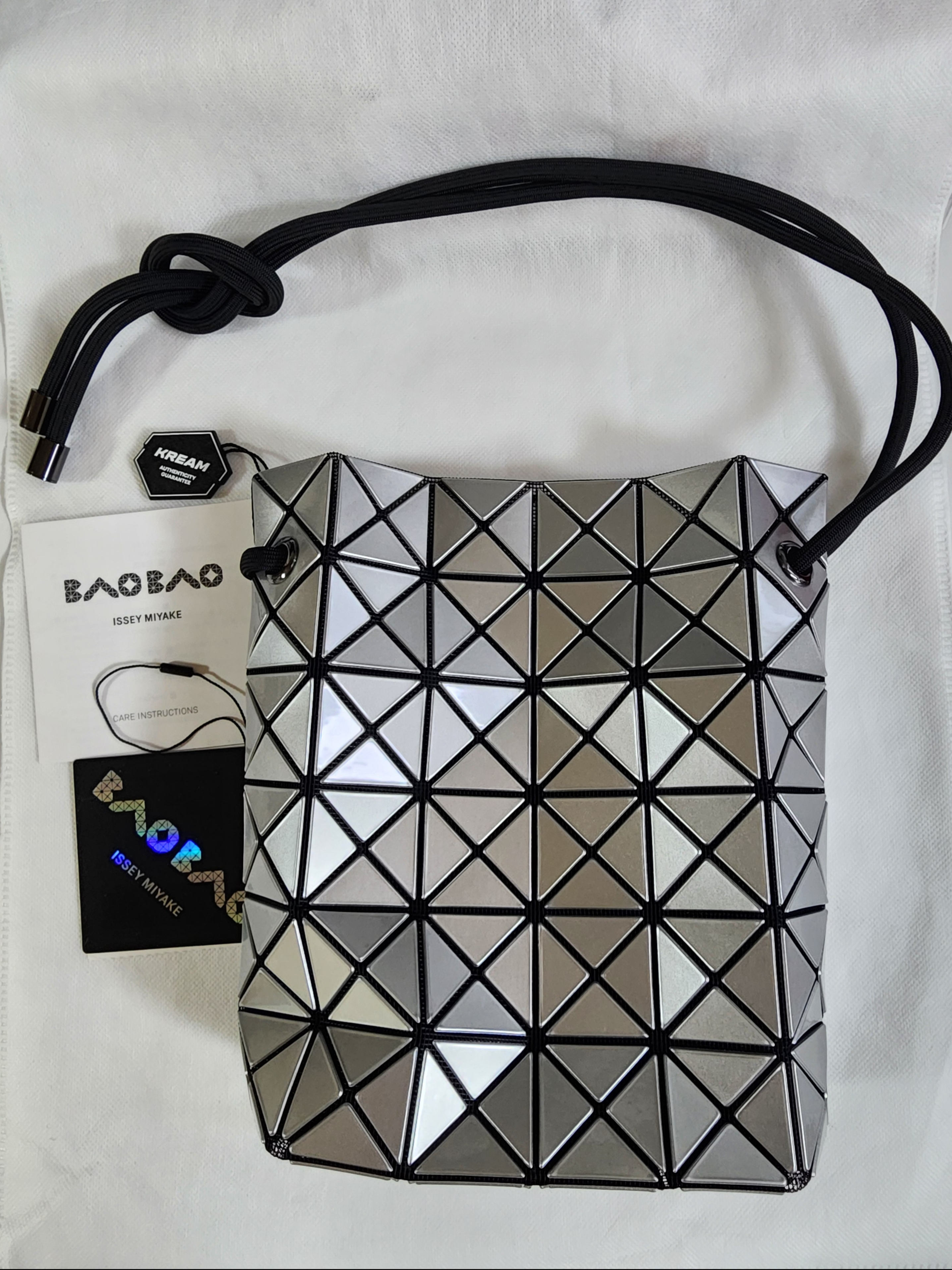Bao Bao Issey Miyake Wring Bag Silver 착용 스타일