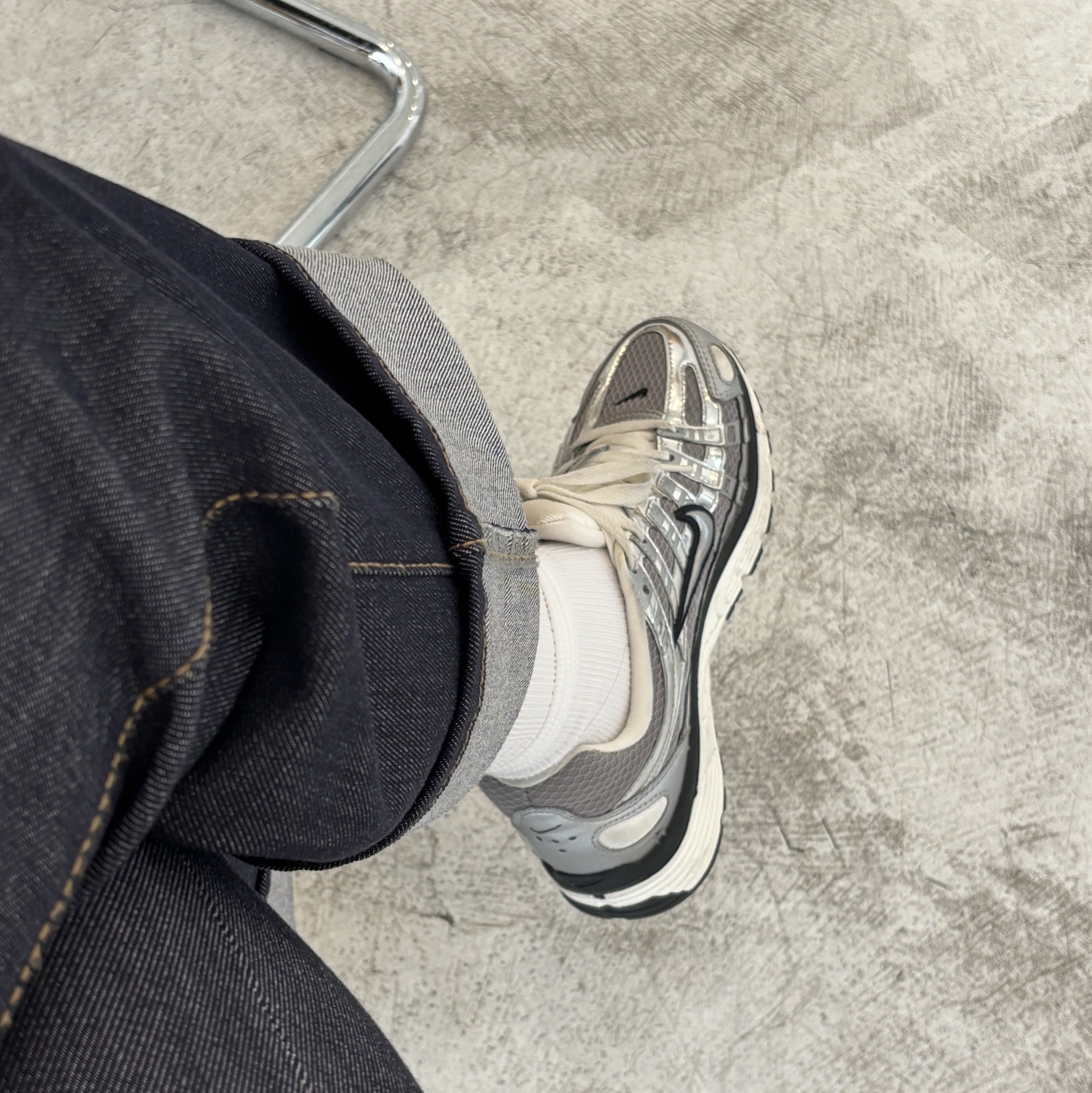 Nike P-6000 Metallic Silver 착용 스타일