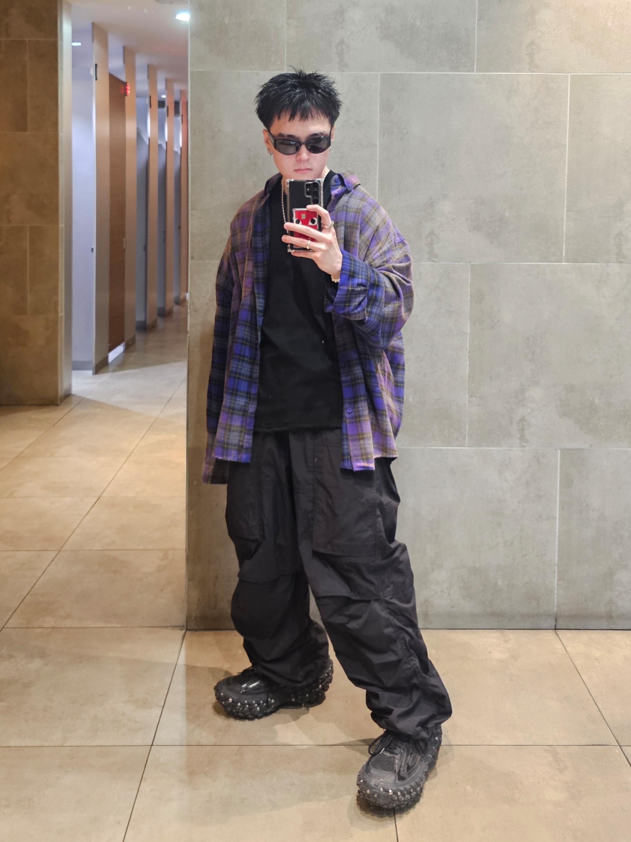 Balenciaga Shirt Large Fit Purple, Balenciaga Bouncer Screw Sneakers Black 착용 스타일 - 1