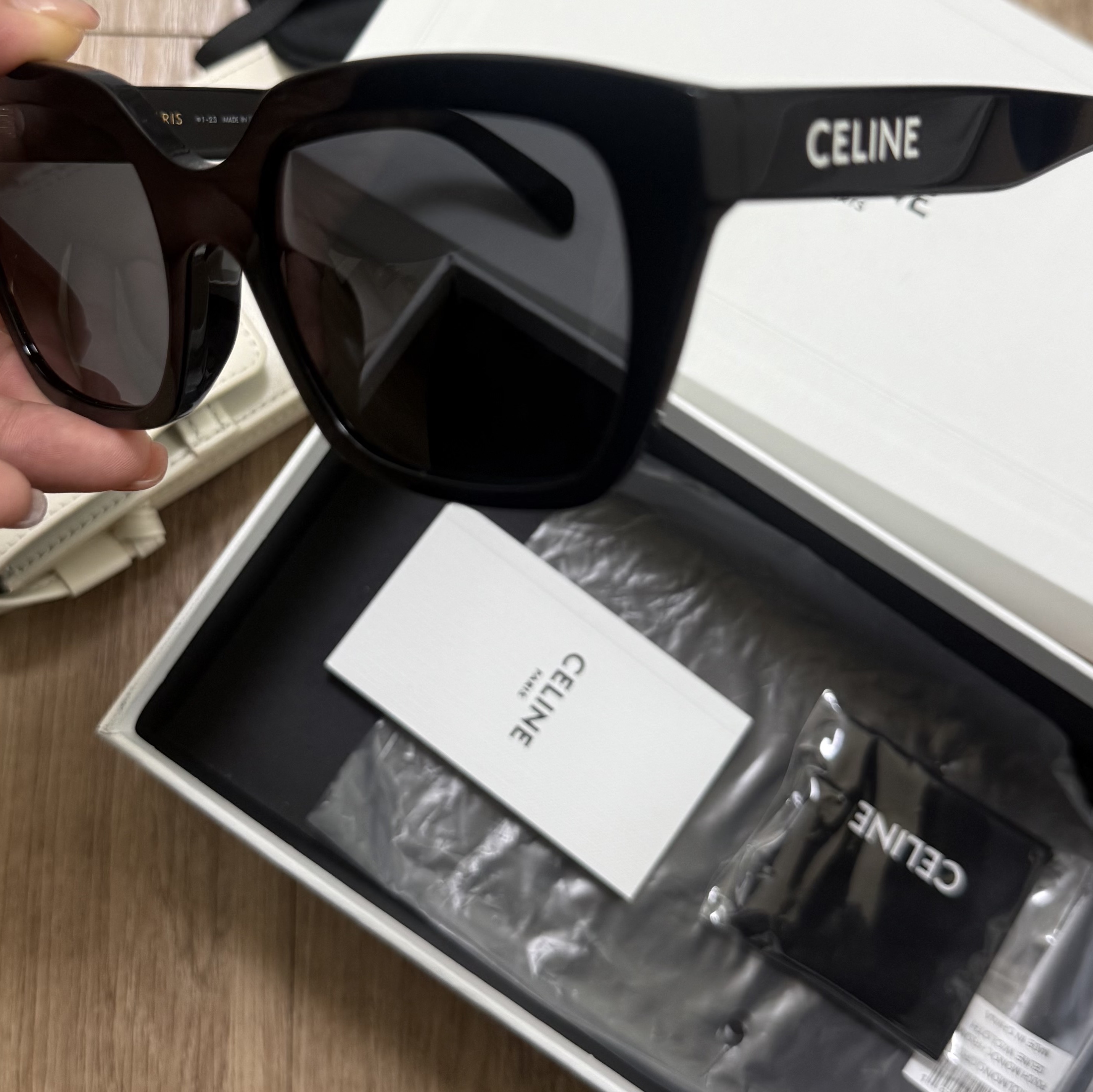 (W) Celine Monochroms 03 Sunglasses in Acetate Black 착용 스타일