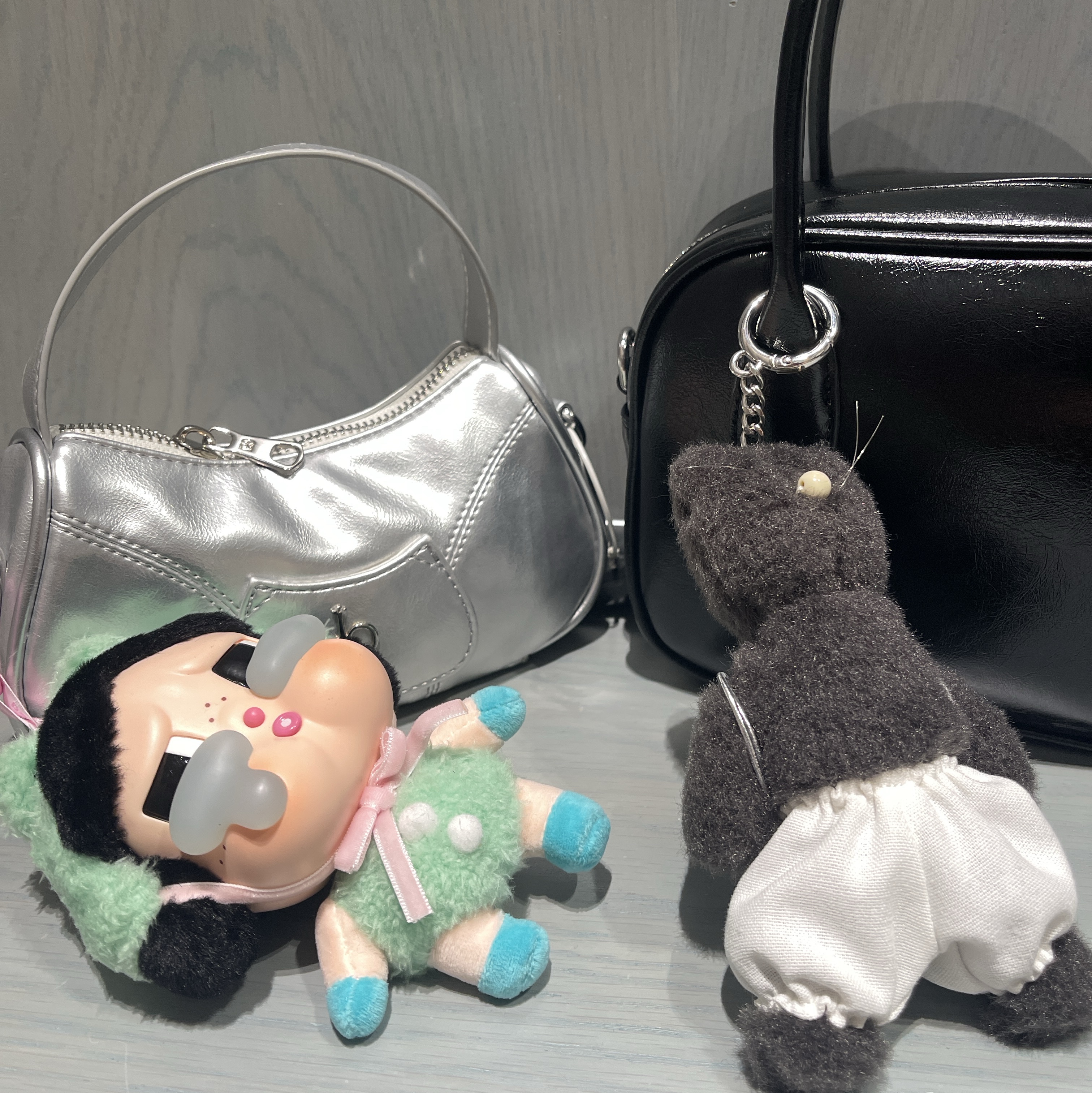 Pop Mart Crybaby Crying Again Series Plush Keyring What A Frog (Opened Case) 착용 스타일