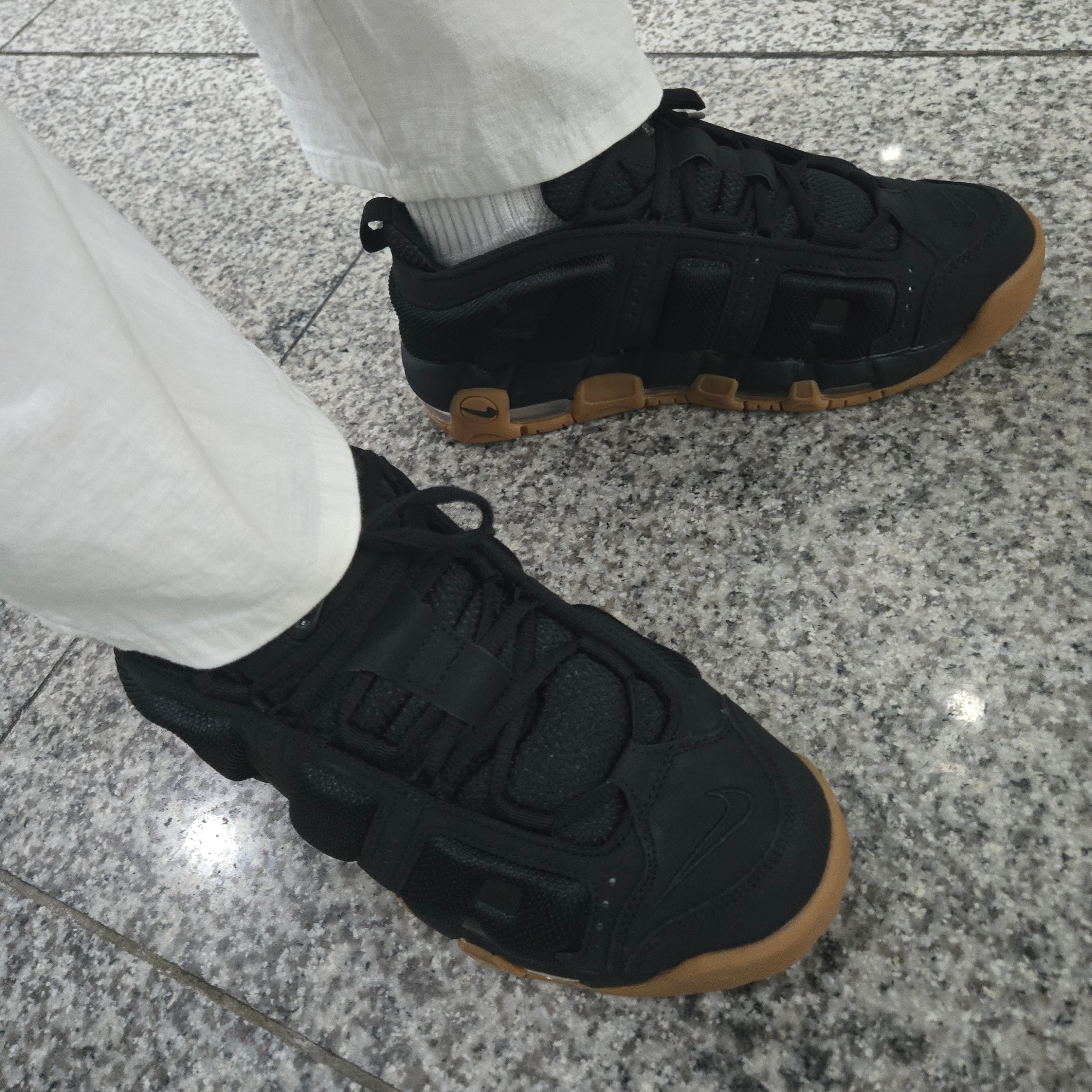 Nike Air More Uptempo Low Black and Gum Medium Brown 착용 스타일
