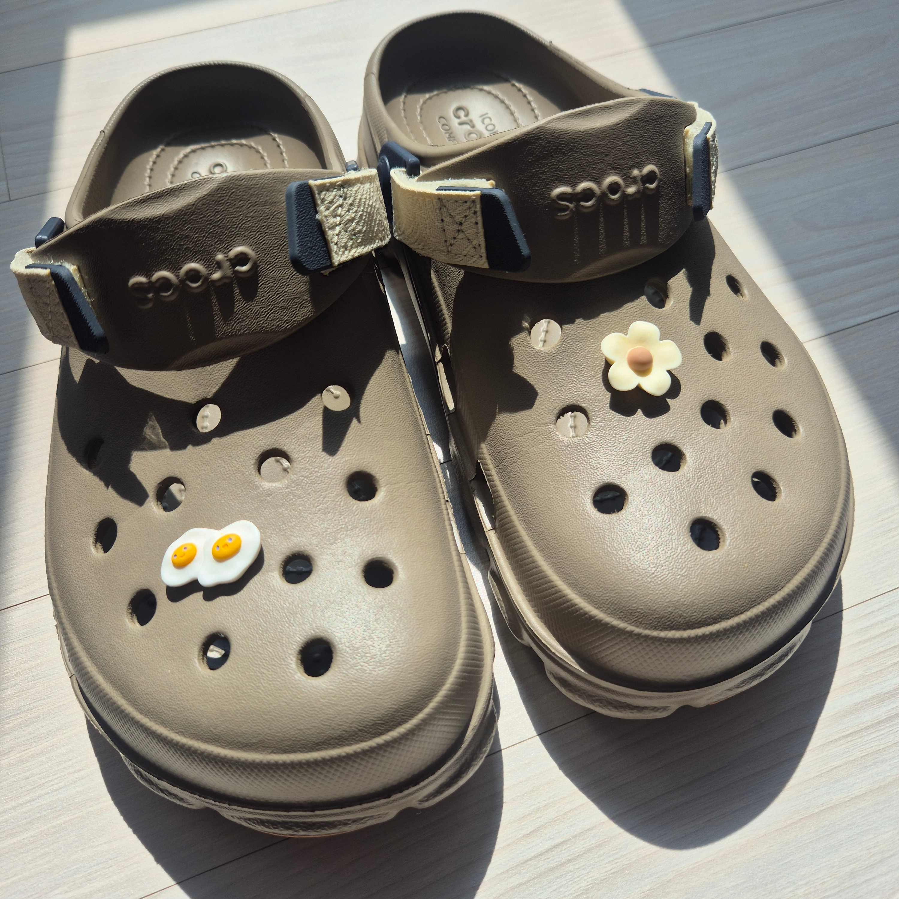Crocs All Terrain Clog Khaki 착용 스타일