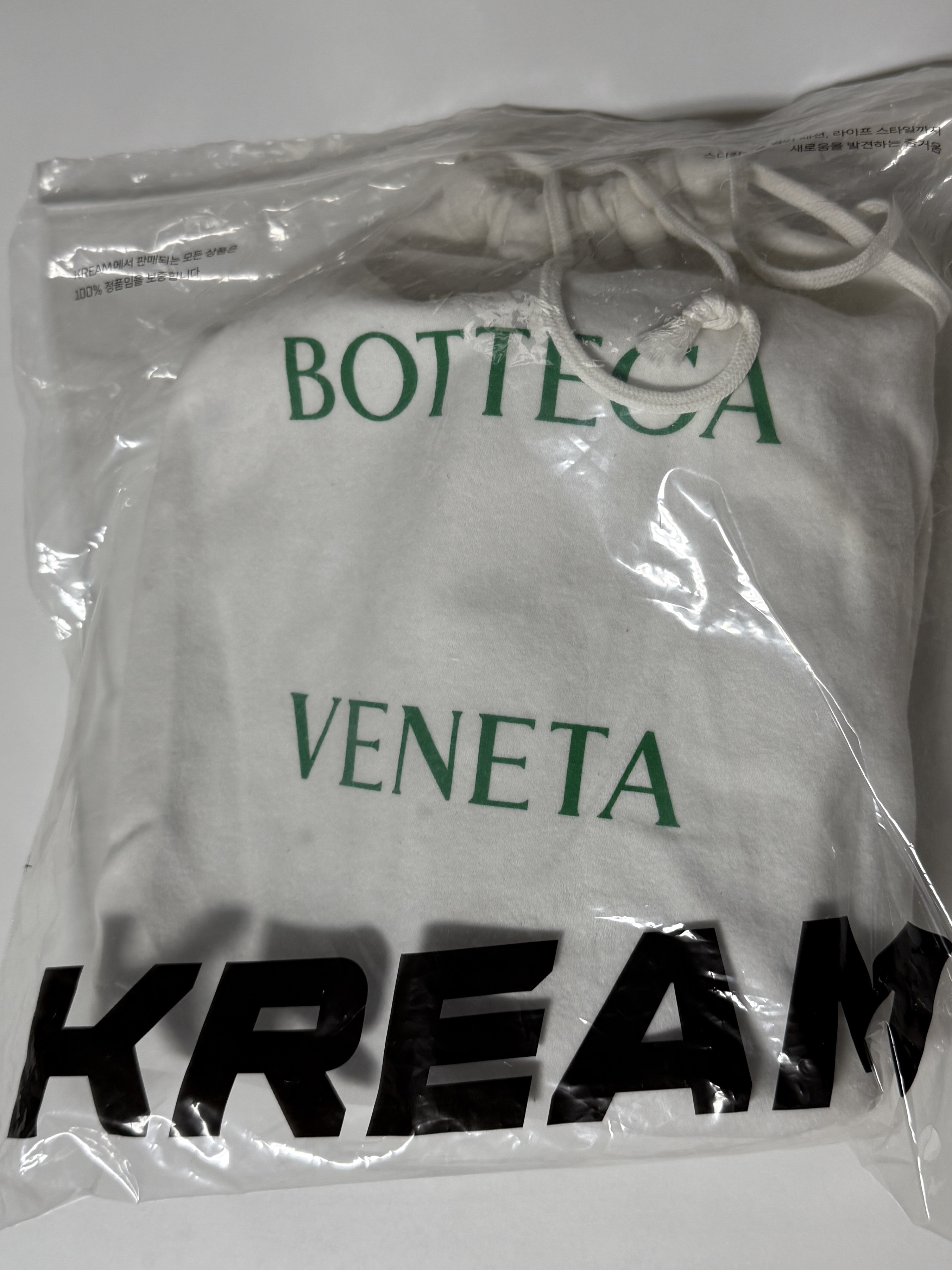 Bottega Veneta Small Lambskin Leather Cassette Taupe Grey 착용 스타일 - 1