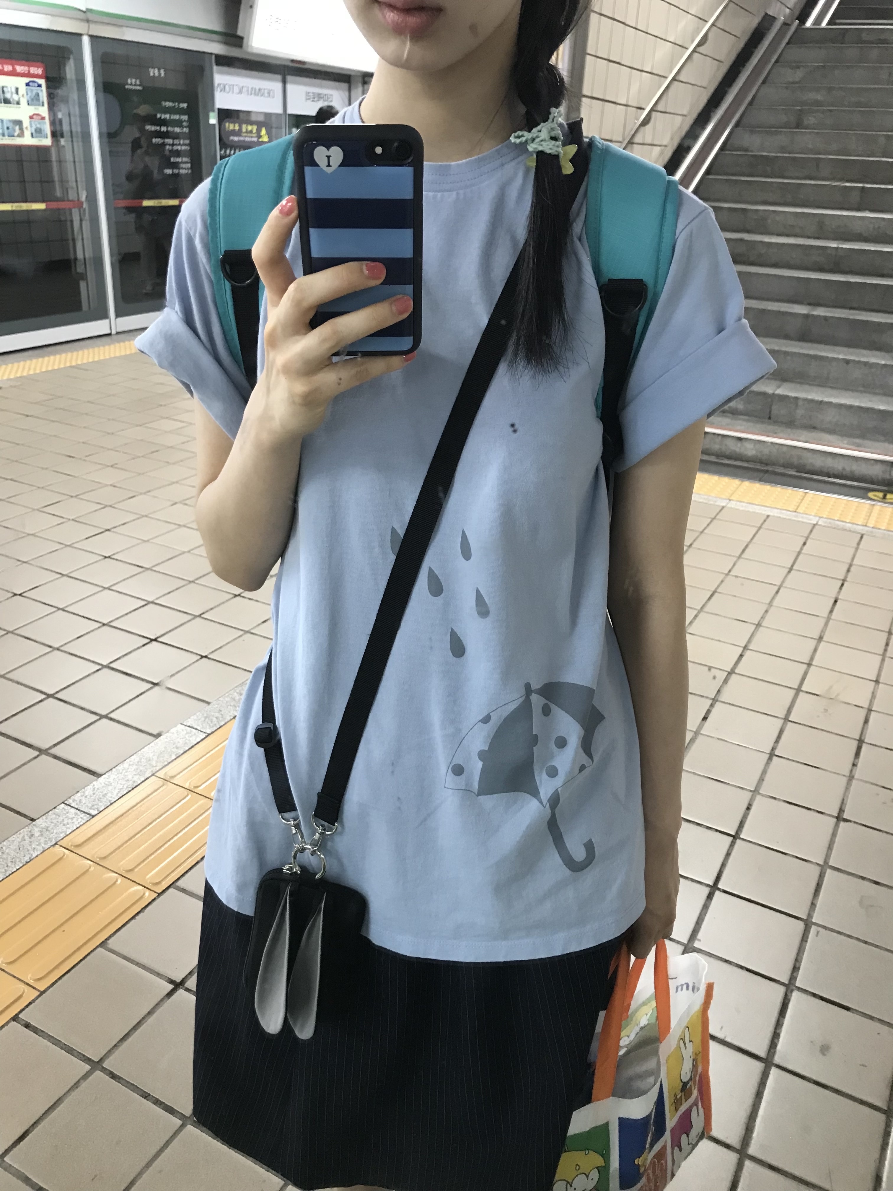 Isummerly Rainy T-shirt-Light Blue, Isummerly Love Walk Backpack Mint 착용 스타일 - 2