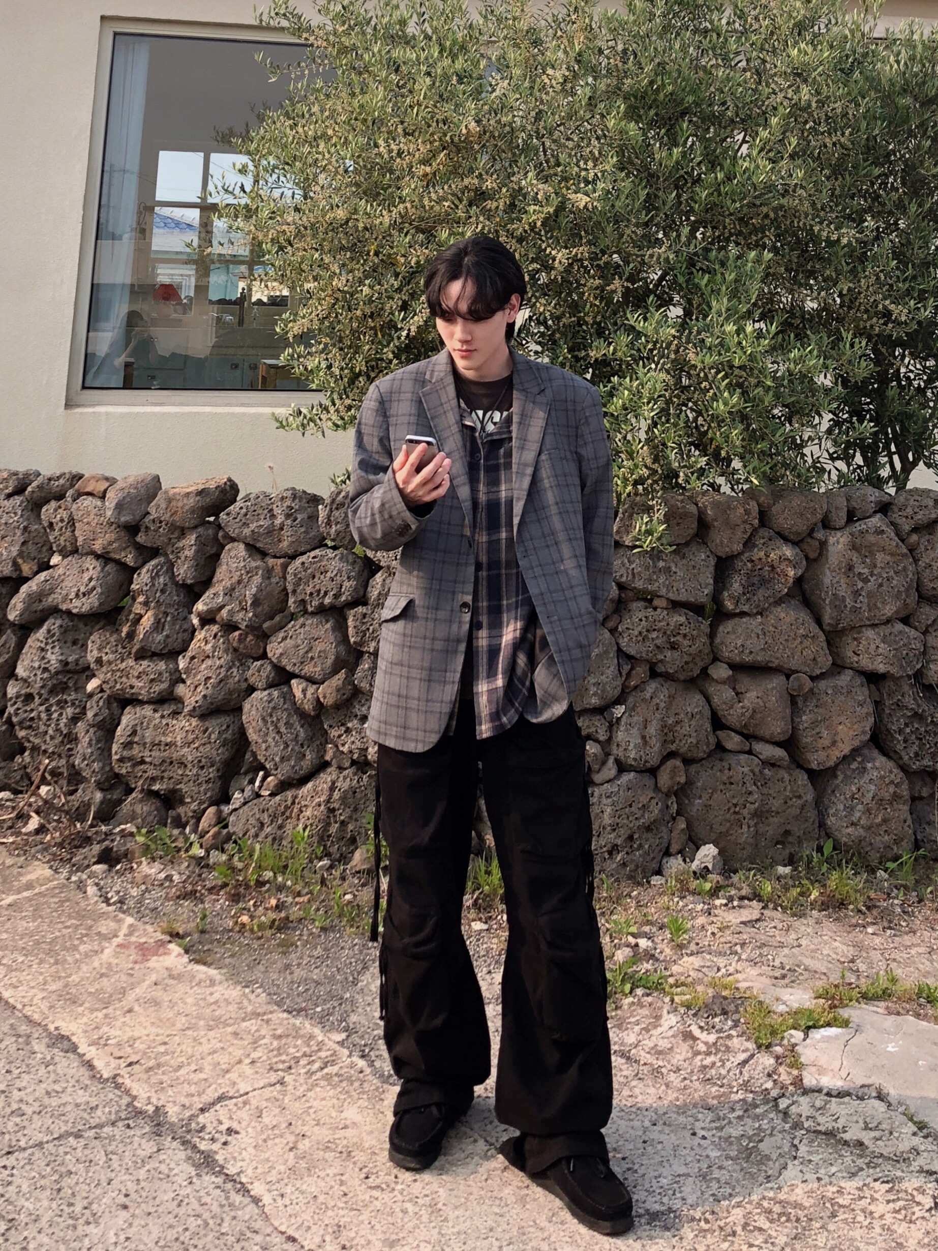 Zara Utility Pocket Pants Black, Clarks Wallabee Black Suede 착용 스타일 - 1