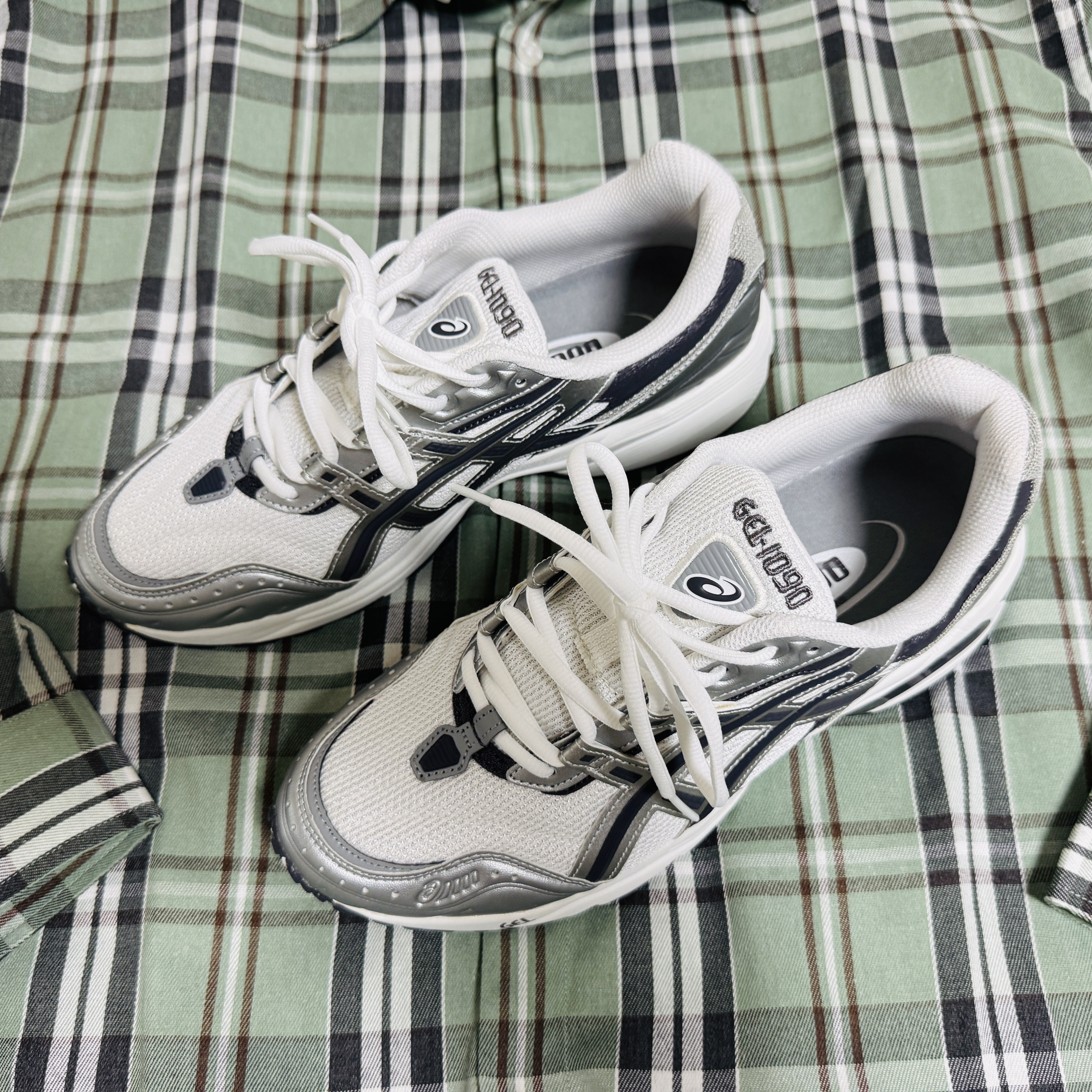 Asics Gel-1090 White Silver 착용 스타일 - 2