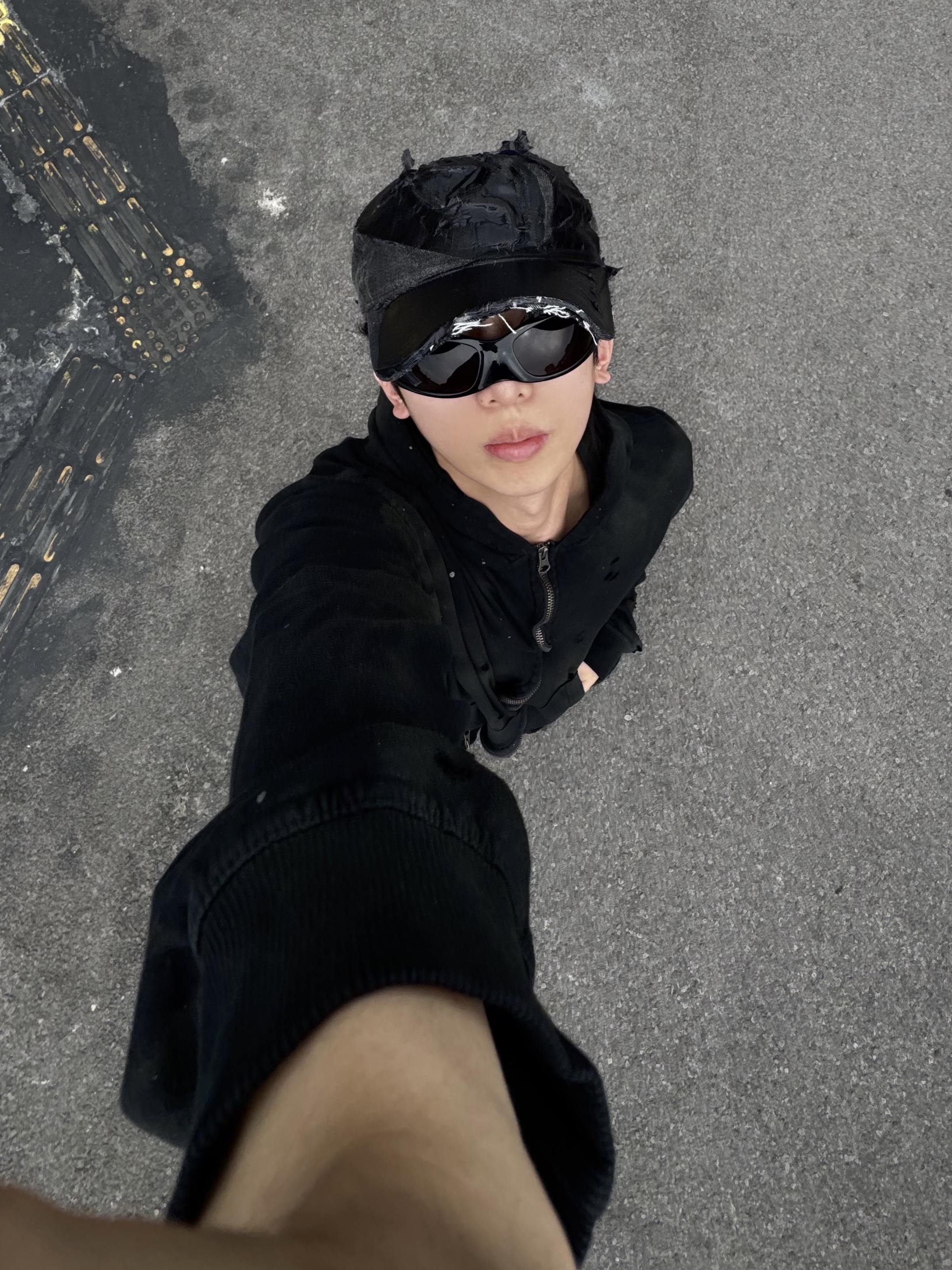 Balenciaga Skin Cat Sunglasses Black, Denim Tears The Cotton Wreath Shorts Black 착용 스타일 - 1