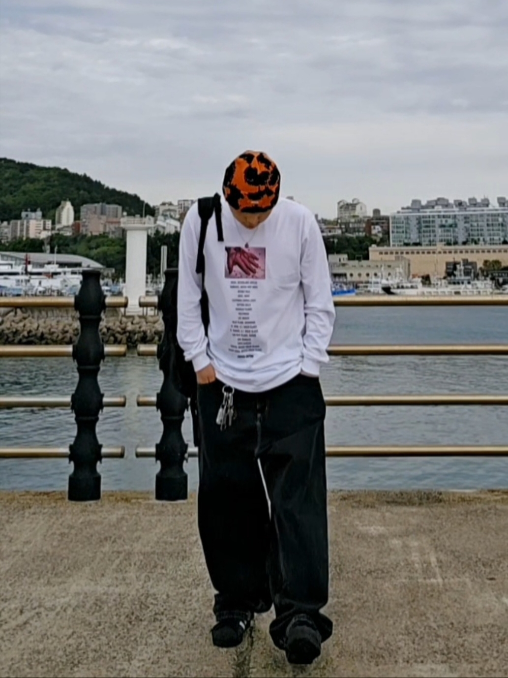 Carhartt WIP Brandon Pants Black Stone Washed, Adidas Superstar Core Black White 착용 스타일 - 1