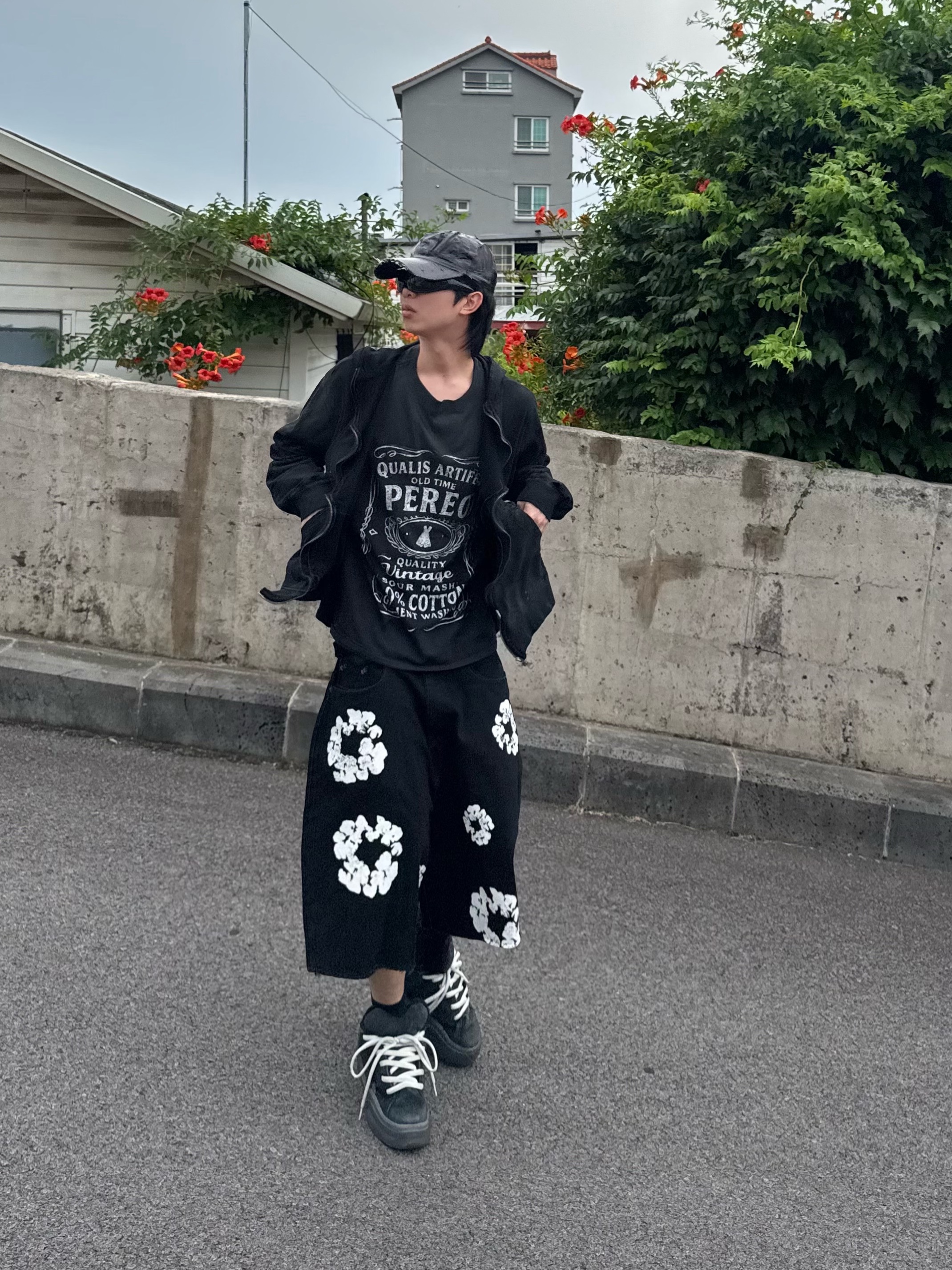 Balenciaga Skin Cat Sunglasses Black, Denim Tears The Cotton Wreath Shorts Black 착용 스타일 - 4