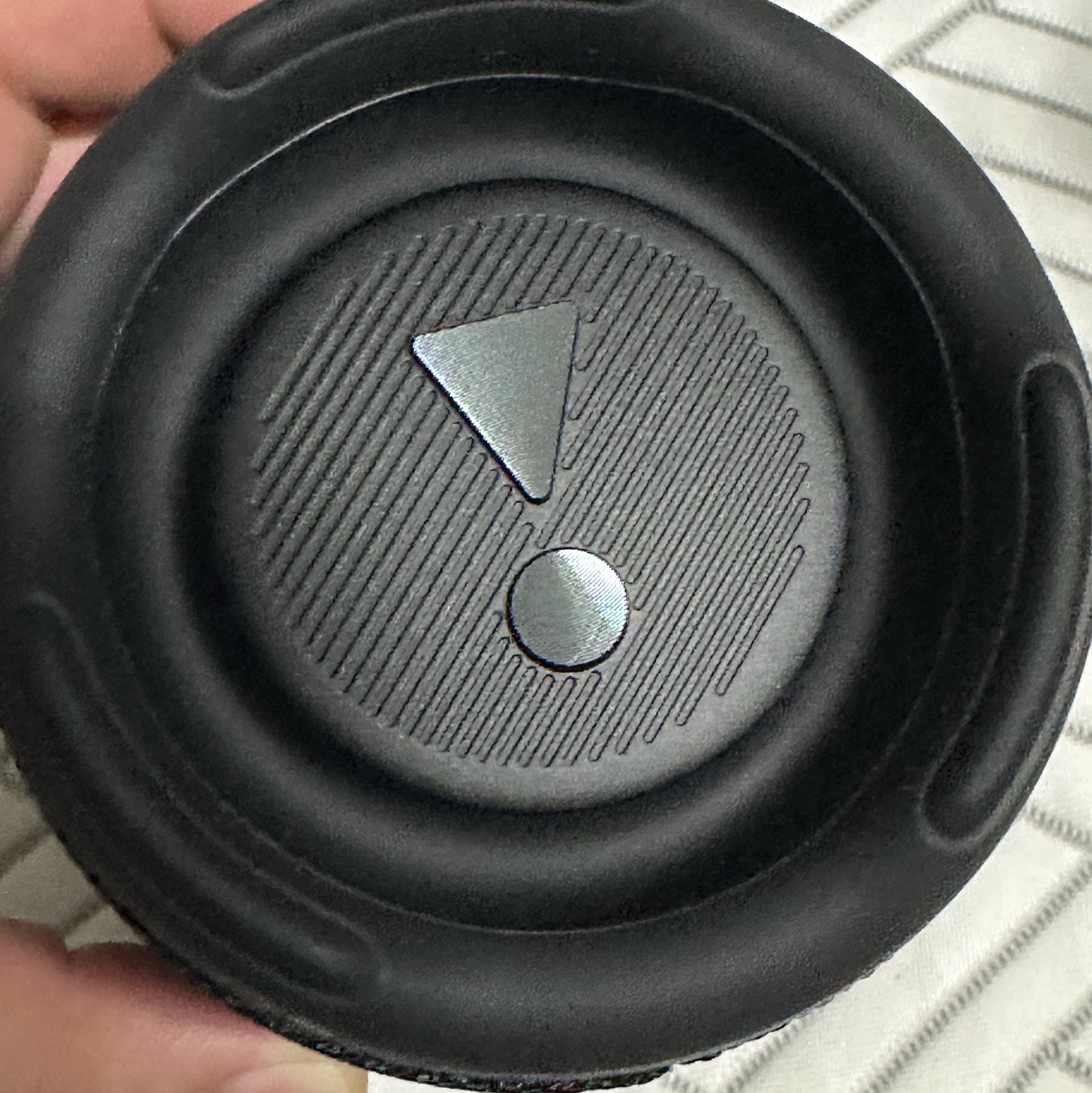 JBL CHARGE5 Portable Bluetooth Speaker Black 착용 스타일 - 4