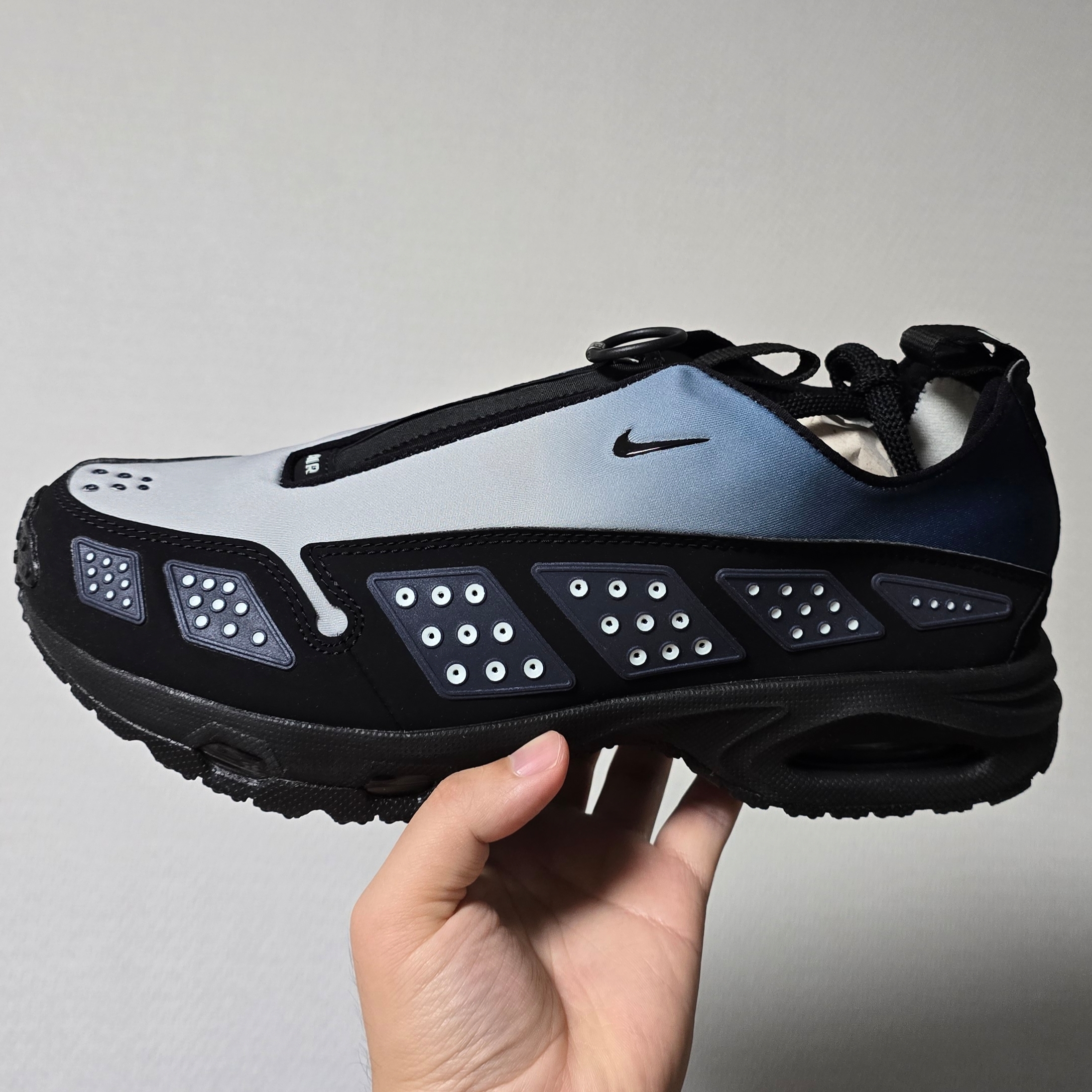 (W) Nike Air Max SNDR Grey Haze and Obsidian 착용 스타일