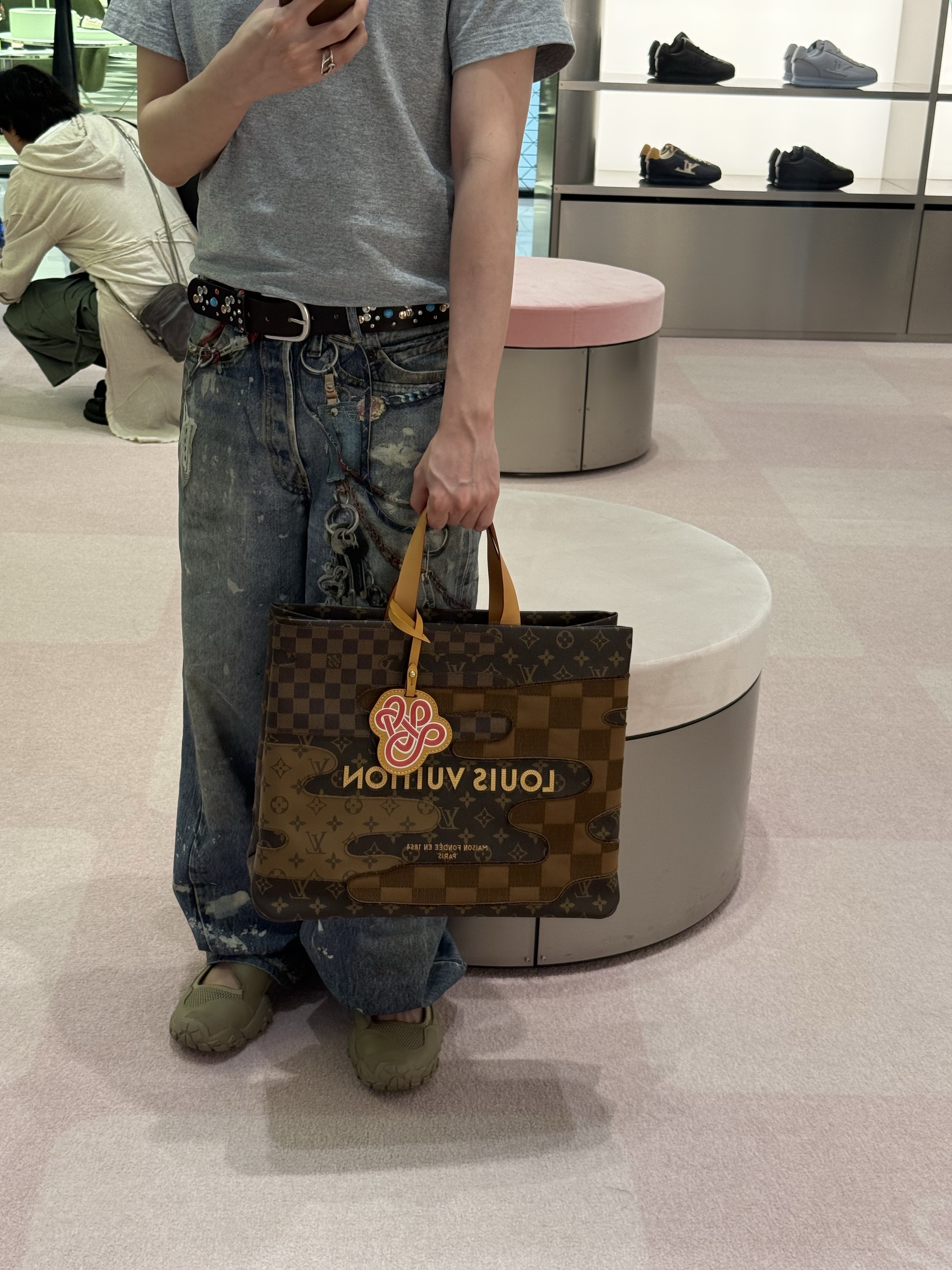 Louis Vuitton Monogram Denim Pants Indigo, Louis Vuitton LV Buttersoft Sneakers Beige 착용 스타일 - 5