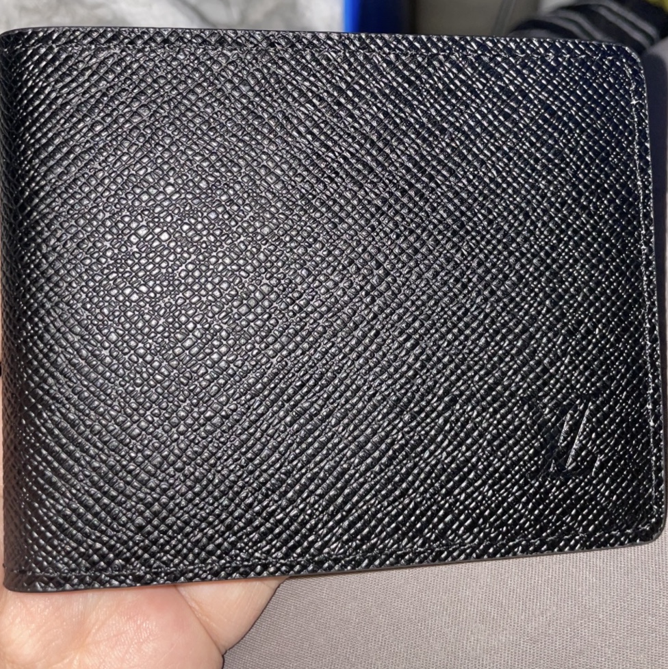 Louis Vuitton Slender Wallet Taiga Black 착용 스타일