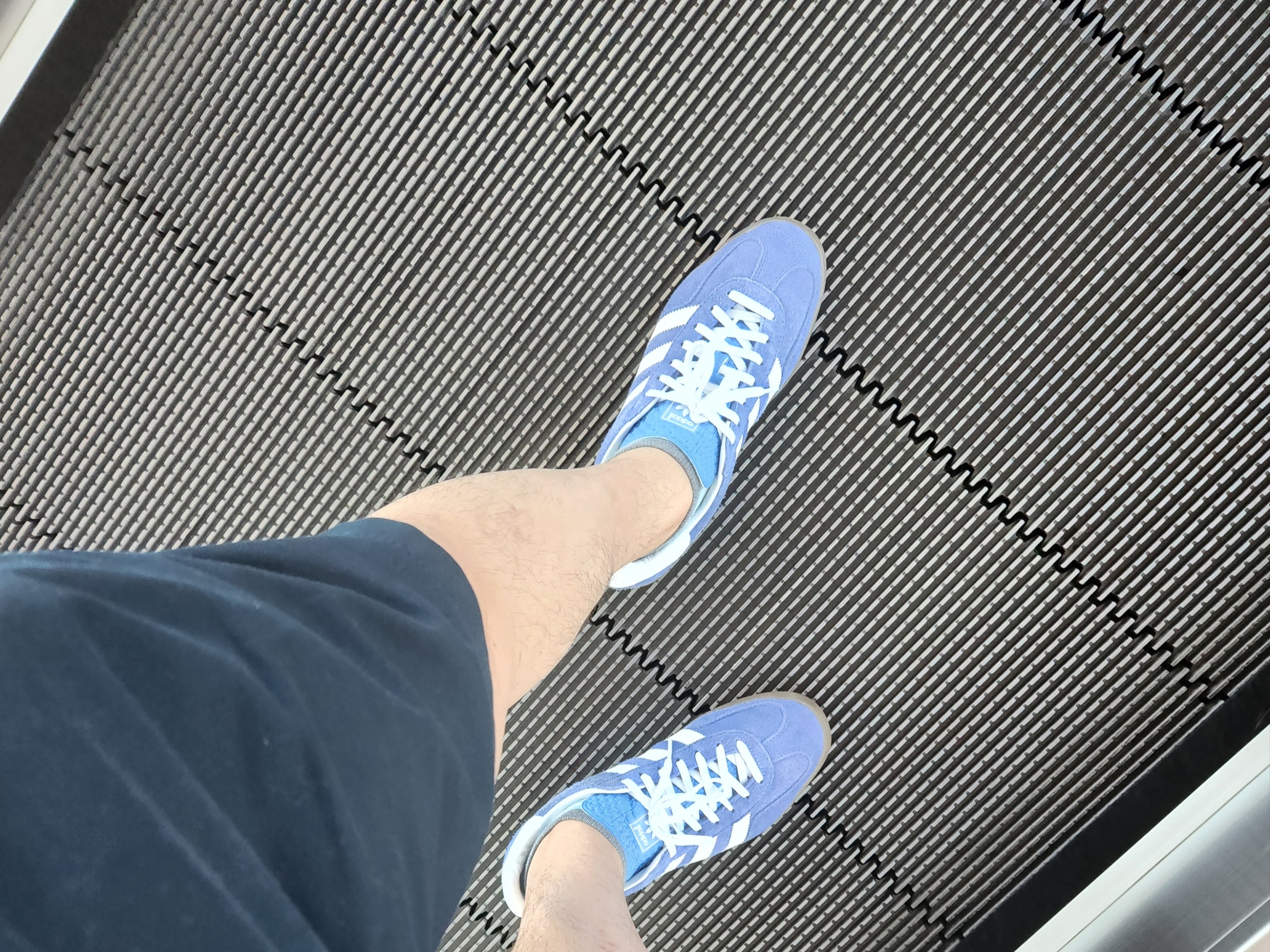 (W) Adidas Gazelle Indoor Blue Fusion Cloud White 착용 스타일