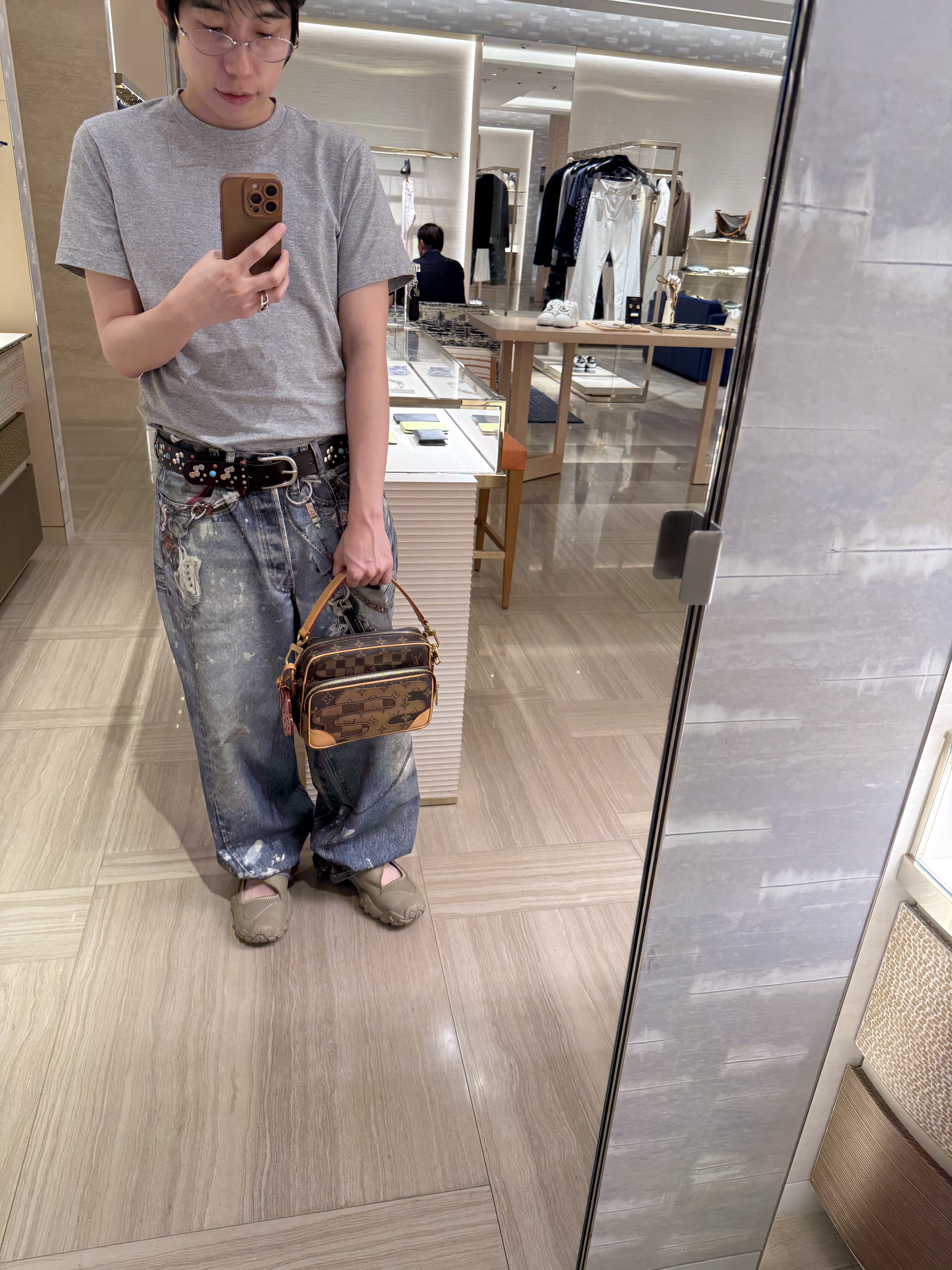 Louis Vuitton Monogram Denim Pants Indigo, Louis Vuitton LV Buttersoft Sneakers Beige 착용 스타일 - 4