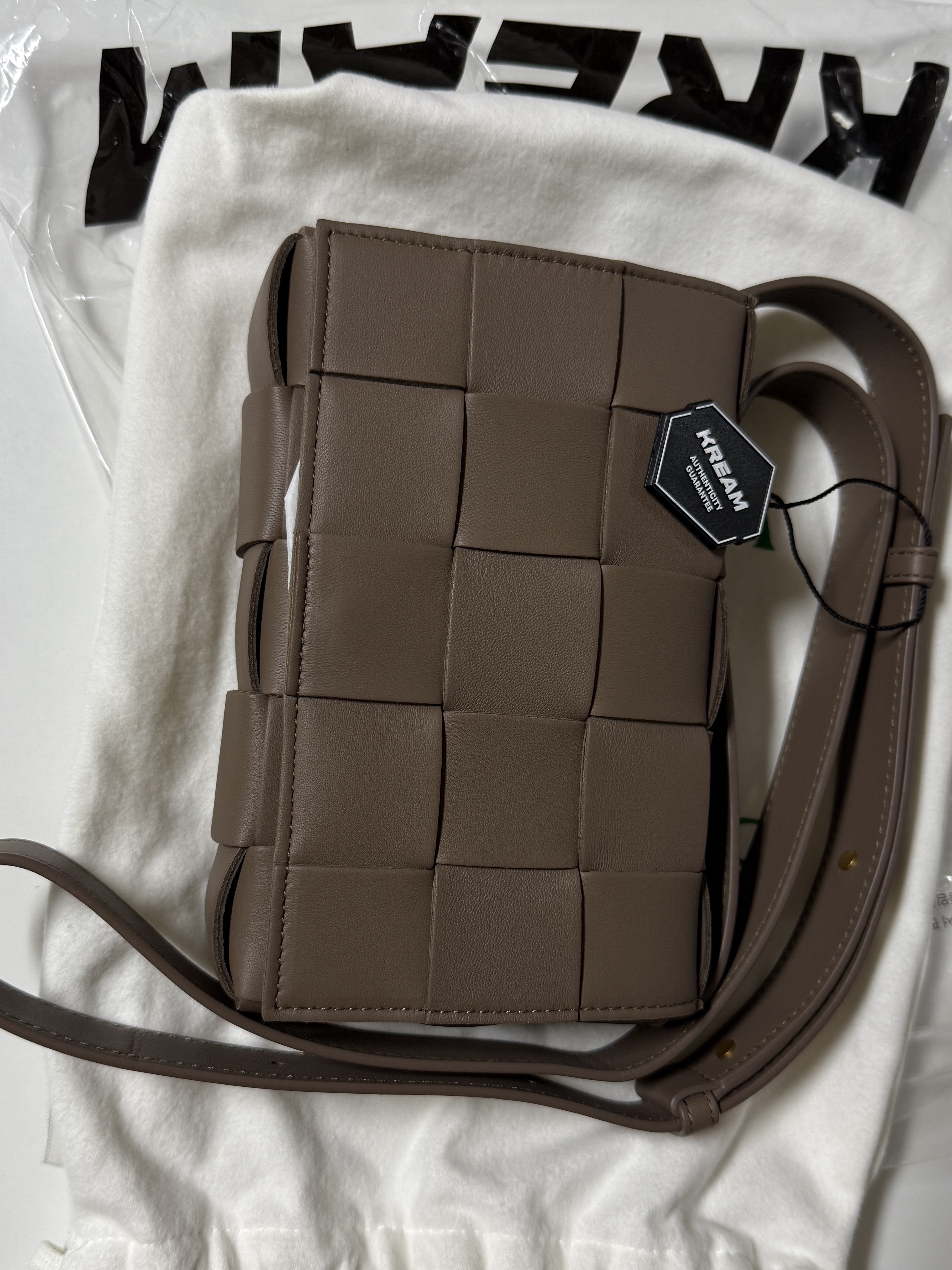 Bottega Veneta Small Lambskin Leather Cassette Taupe Grey 착용 스타일 - 2