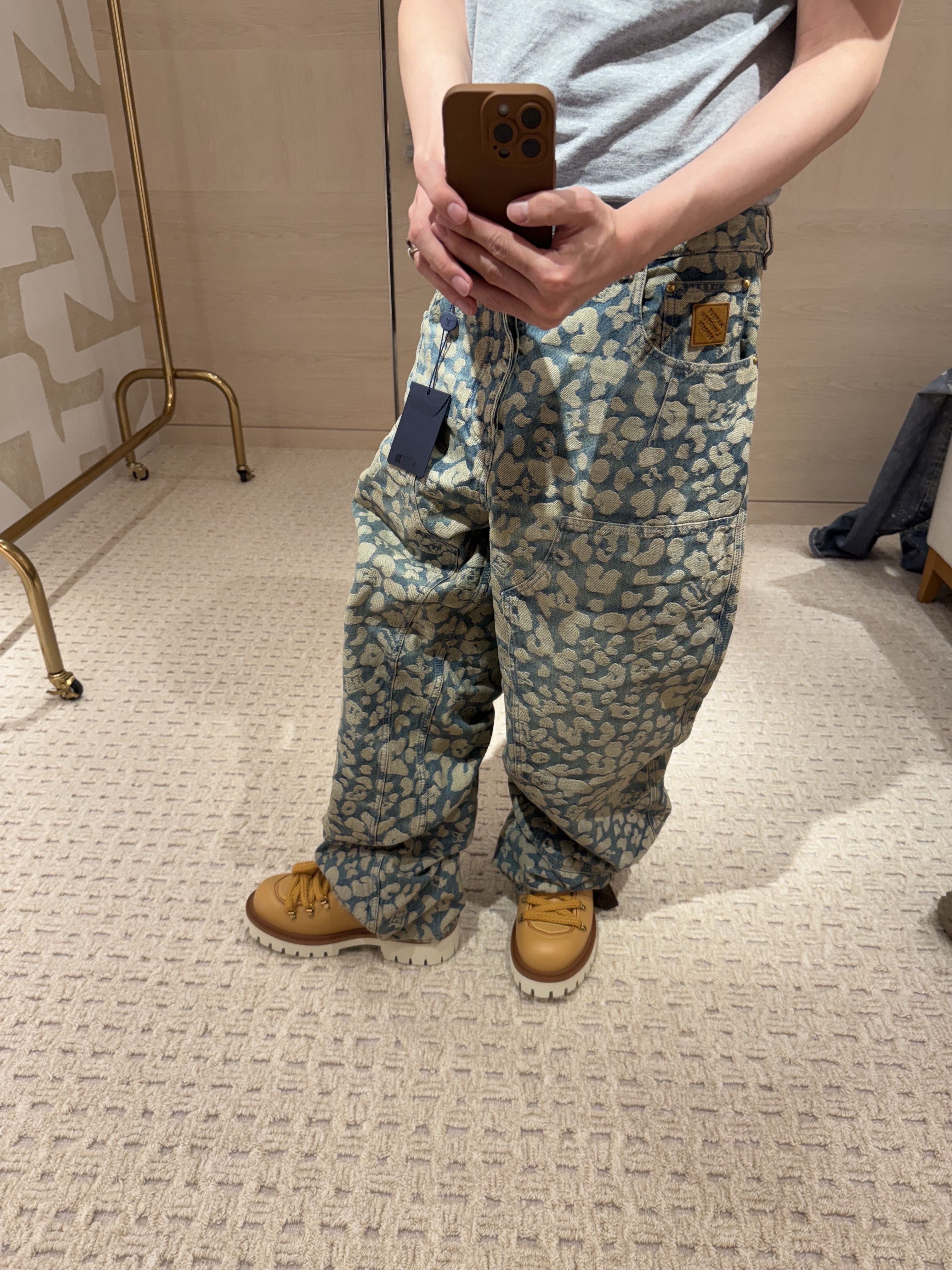 Louis Vuitton Monogram Denim Pants Indigo, Louis Vuitton LV Buttersoft Sneakers Beige 착용 스타일 - 2