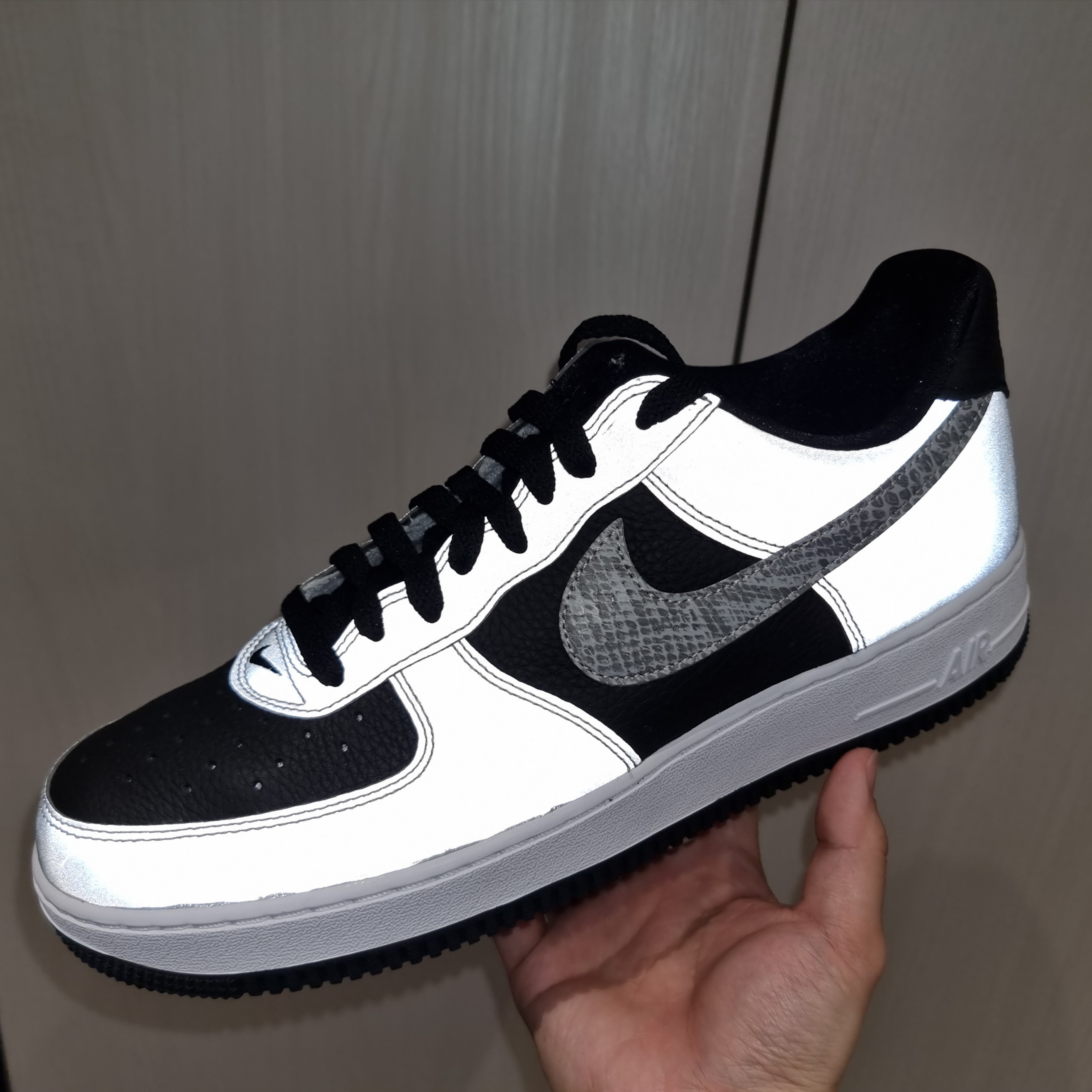 Nike Air Force 1 B Silver Snake 착용 스타일