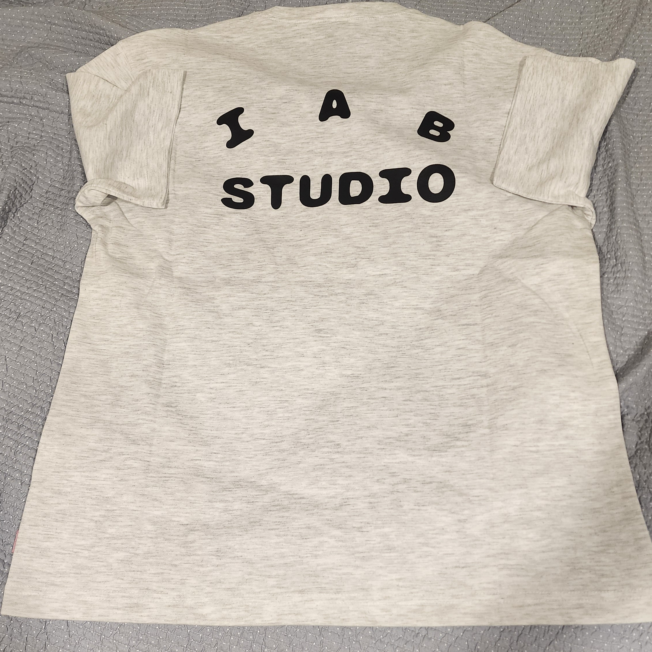 IAB Studio Kuromi Heart T-shirts Light Grey 착용 스타일 - 2