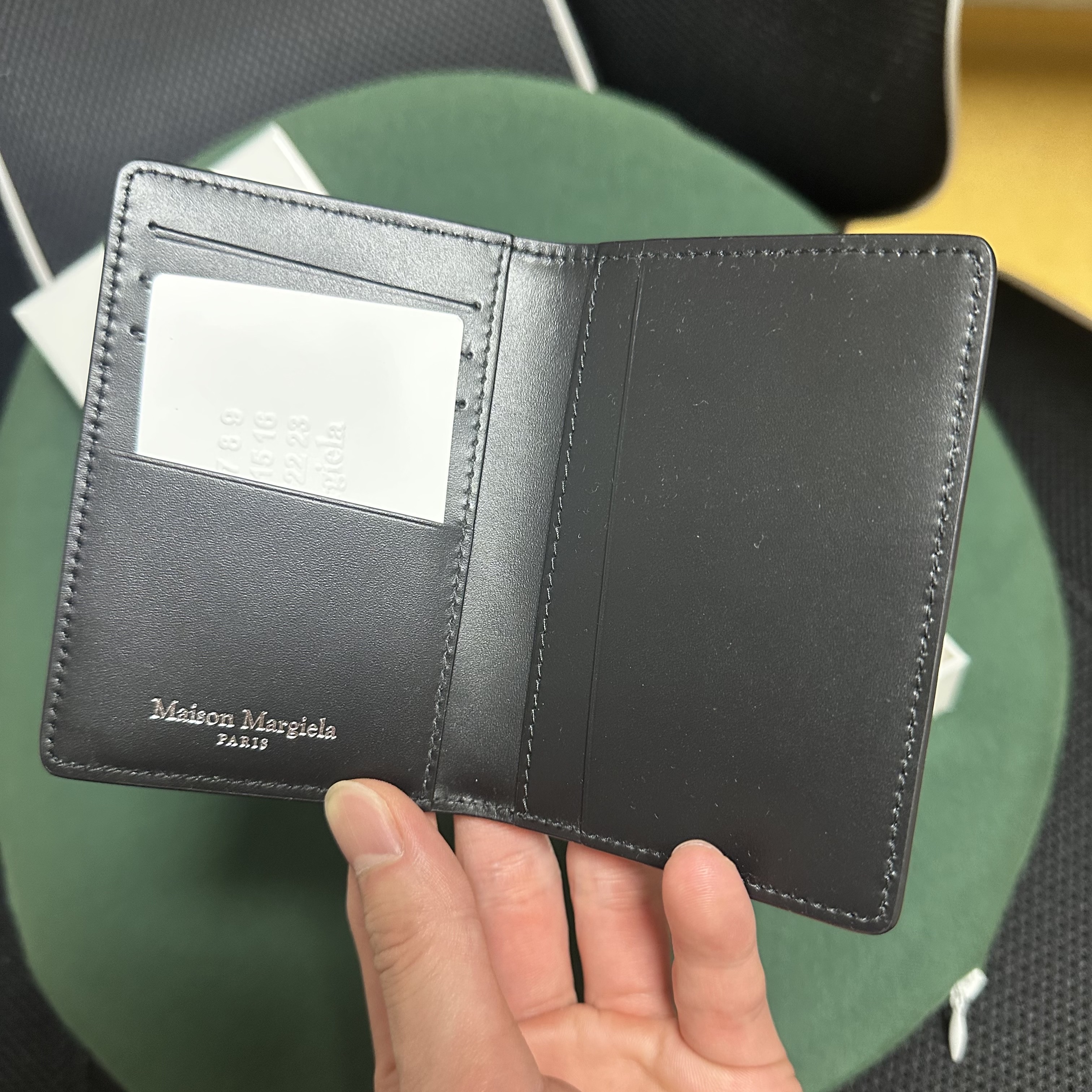 Maison Margiela Leather Bi-Fold Card Holder Black 착용 스타일 - 2
