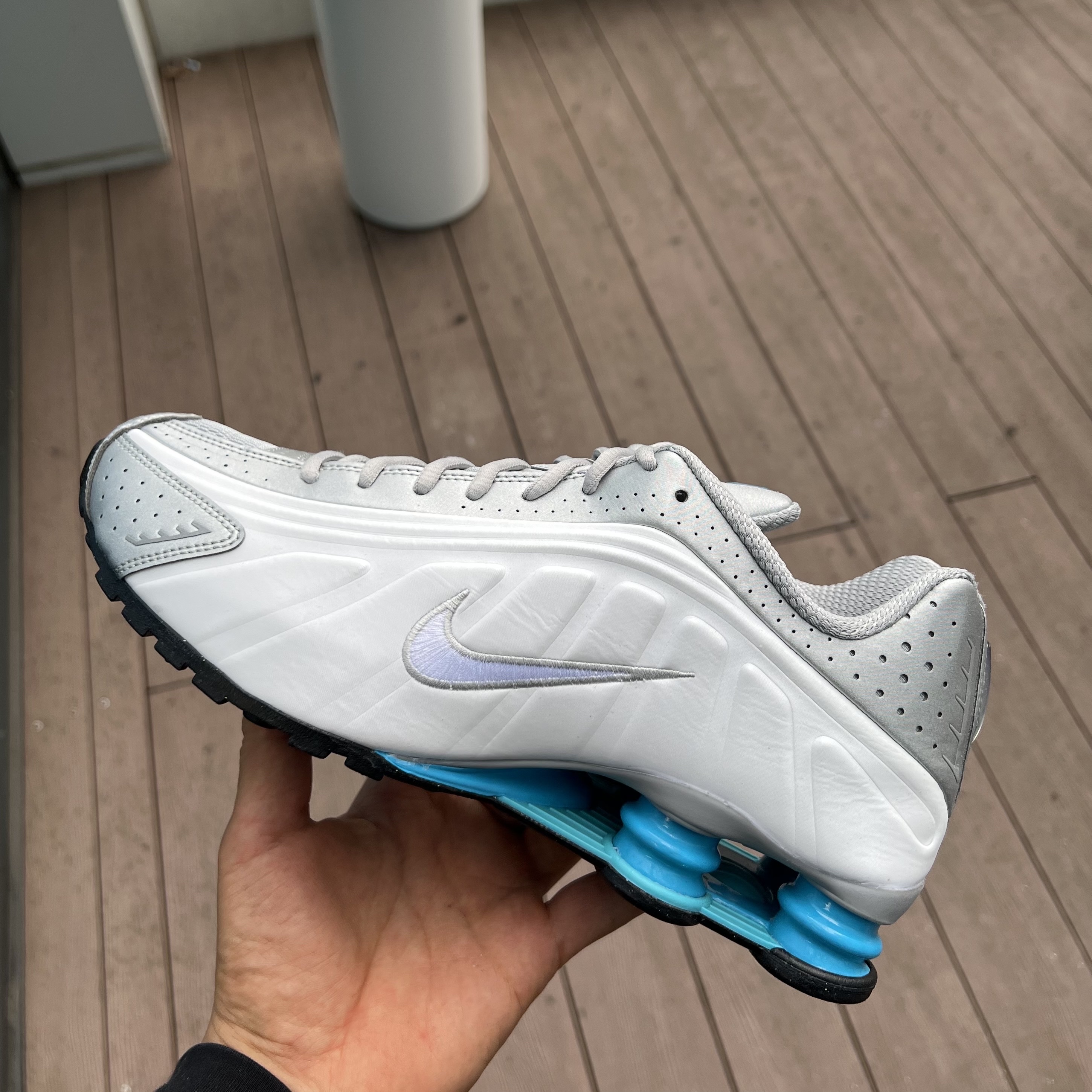Nike Shox R4 Metallic Silver White 착용 스타일