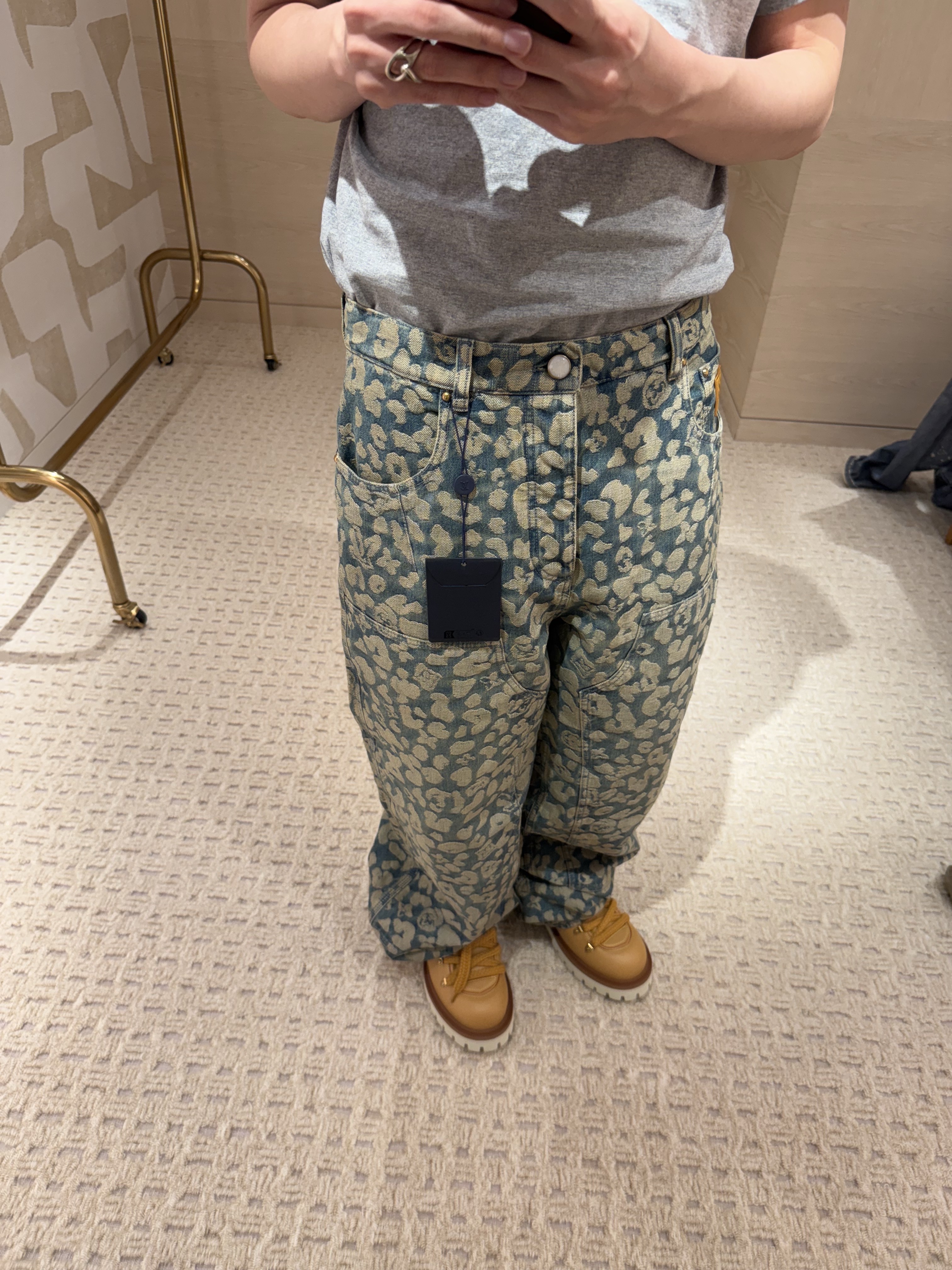 Louis Vuitton Monogram Denim Pants Indigo, Louis Vuitton LV Buttersoft Sneakers Beige 착용 스타일 - 3
