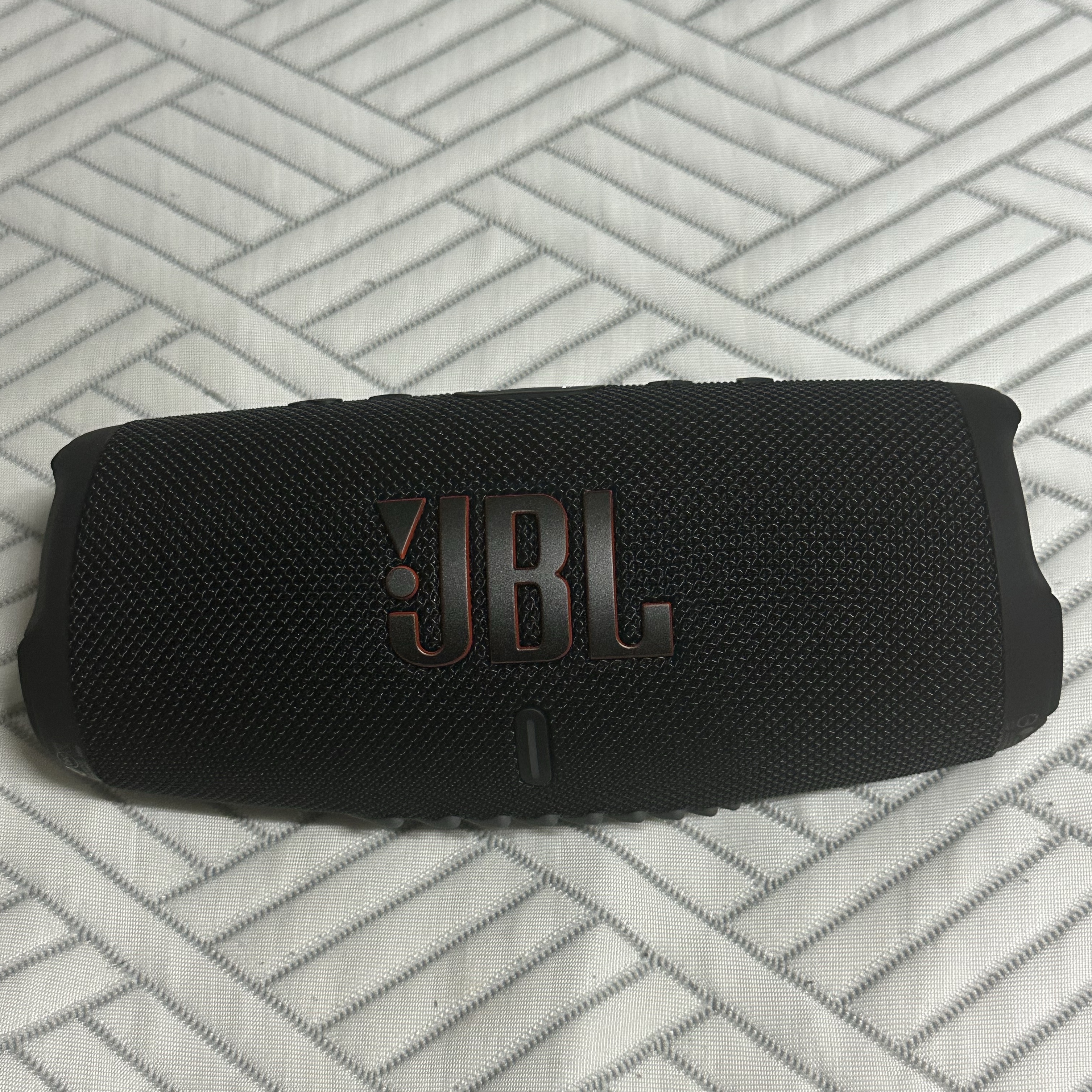 JBL CHARGE5 Portable Bluetooth Speaker Black 착용 스타일 - 3