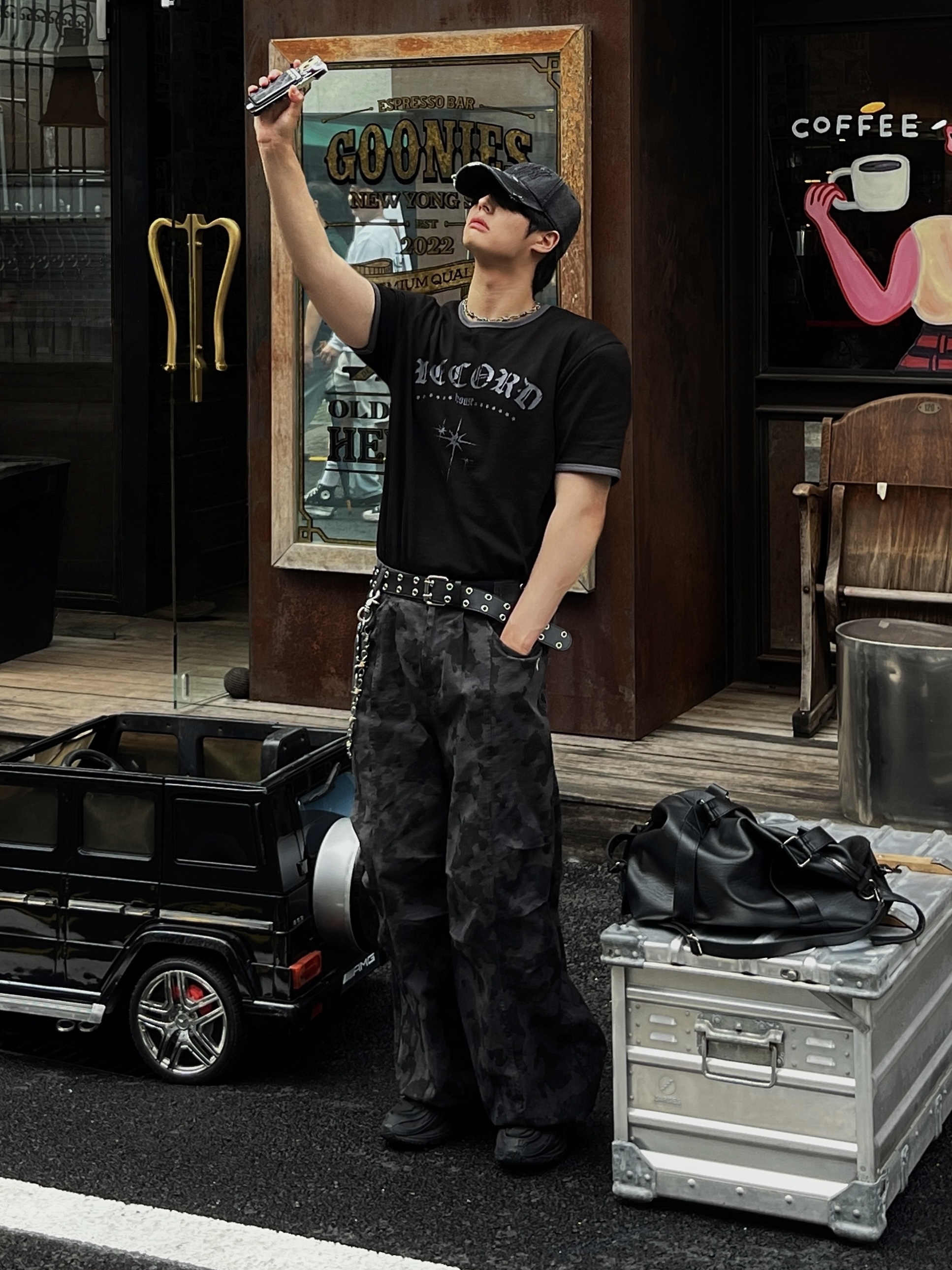 SLOW RECORD HOUSE Unisex RECORD Ringer Tee Black 착용 스타일 - 1