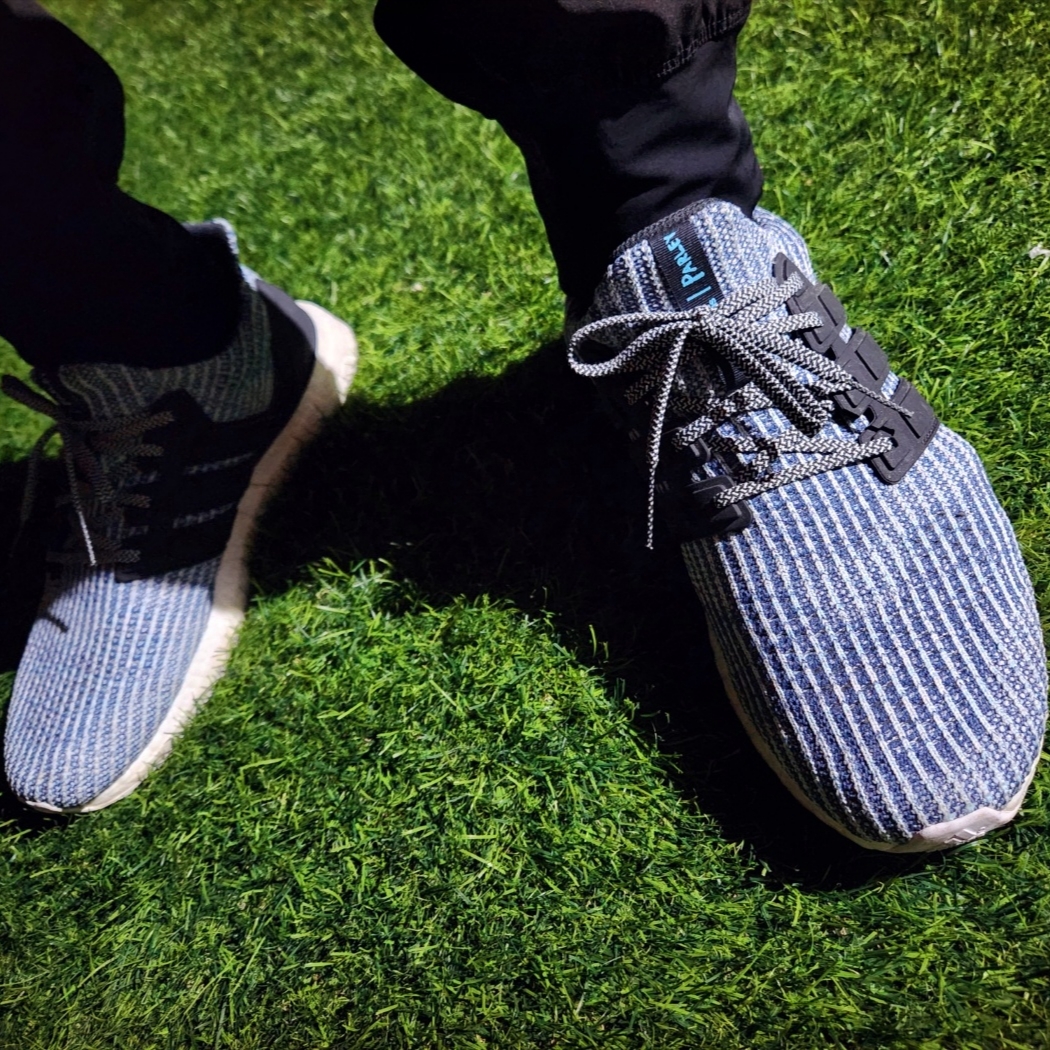 Adidas x Parley Ultraboost 4.0 White Carbon Blue 착용 스타일 - 1
