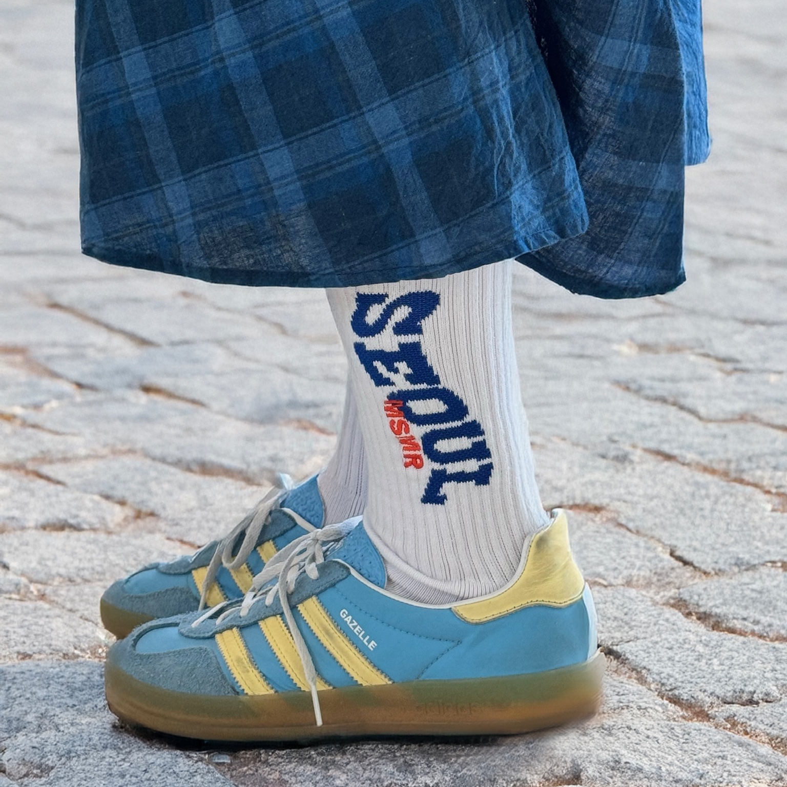 (W) Adidas Gazelle Indoor Semi Blue Burst Almost Yellow 착용 스타일