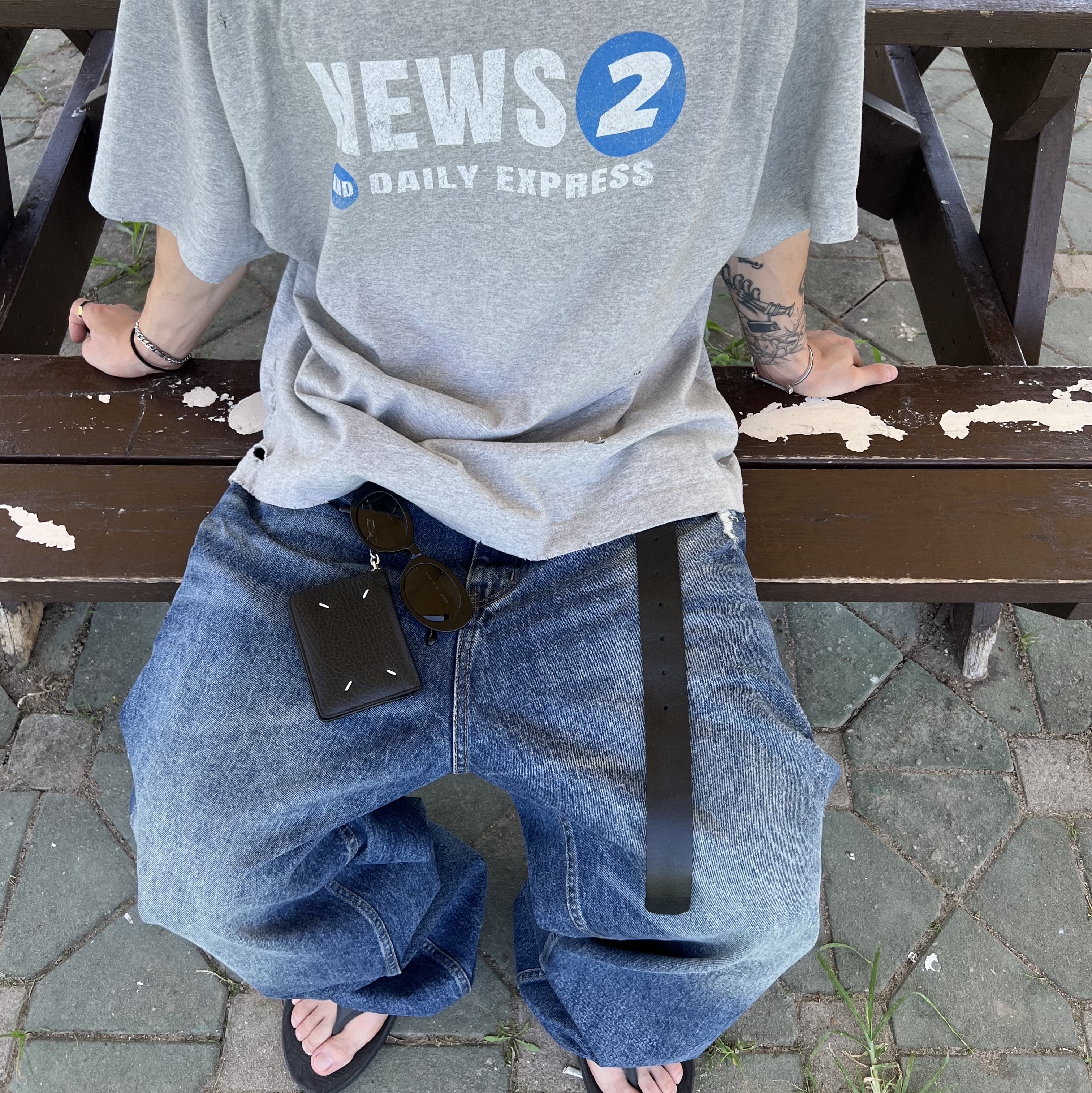 Nonnod Puckering News T-shirt Vintage grey, Maison Margiela Keyring Wallet Black 착용 스타일 - 6