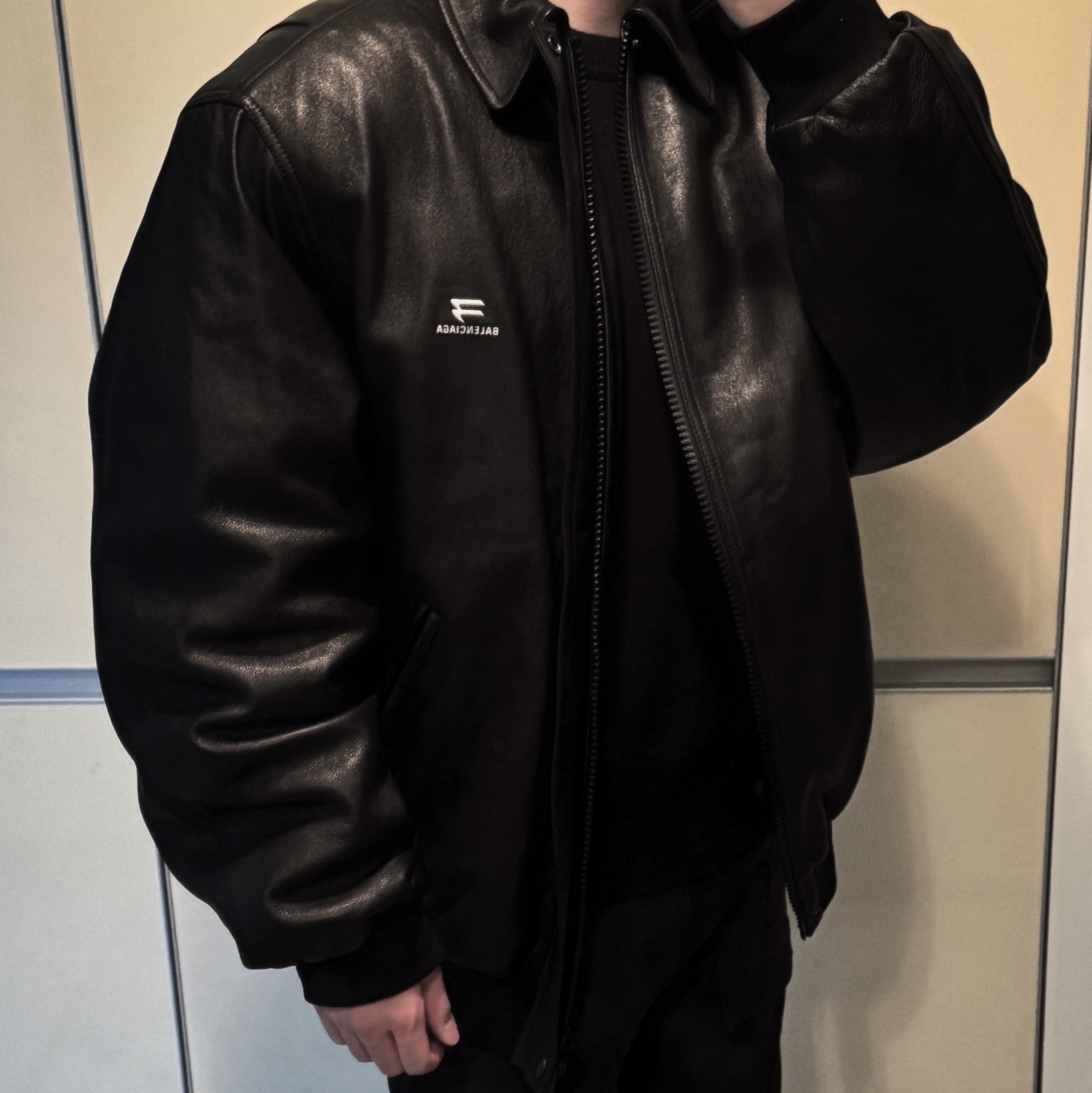 Balenciaga Sporty B Taxi Blouson Black, Balenciaga Cargo Sneakers White Grey 착용 스타일 - 2