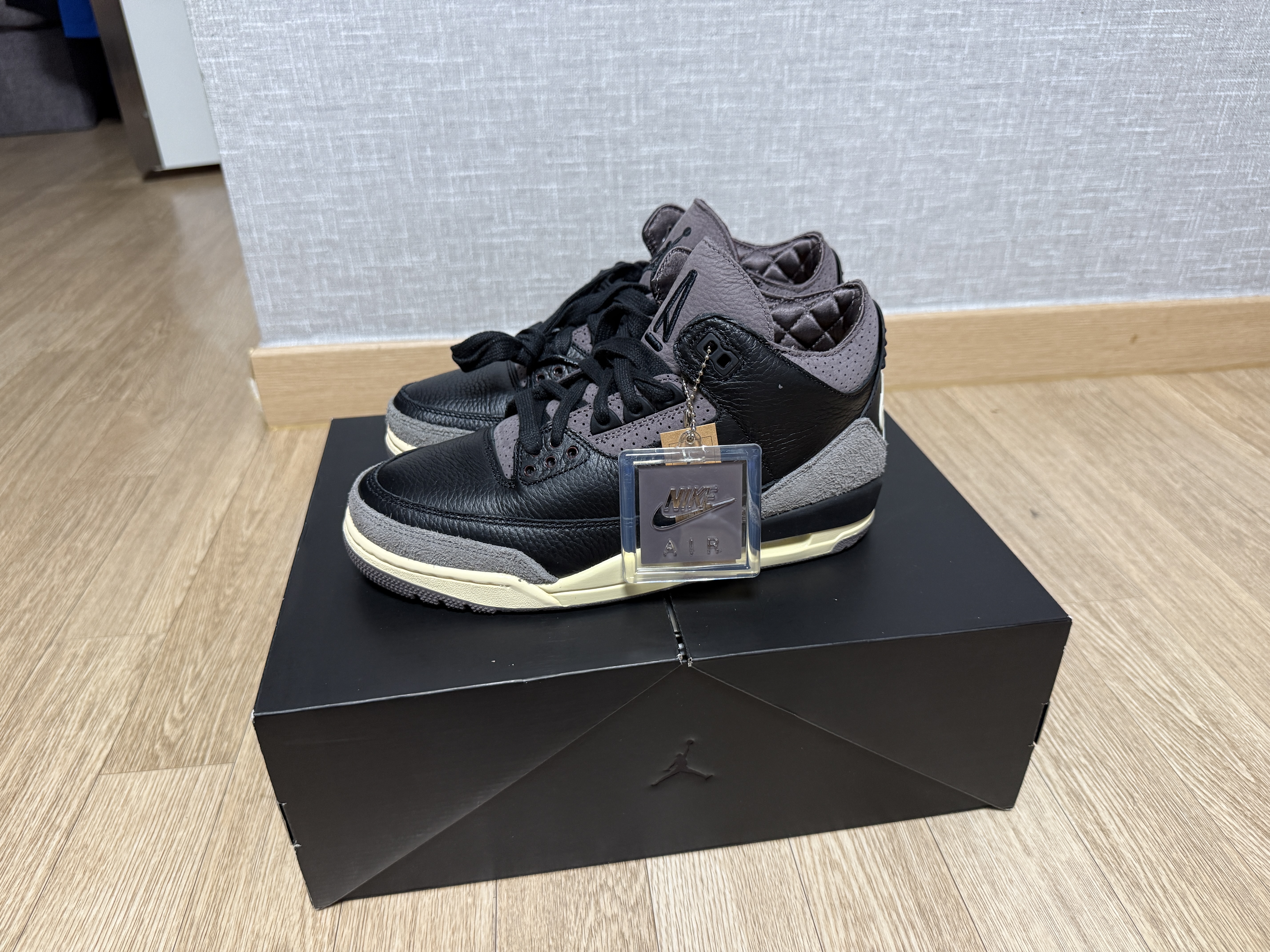 (W) Jordan 3 x A Ma Maniere Retro OG SP Black and Flat Pewter 착용 스타일 - 2
